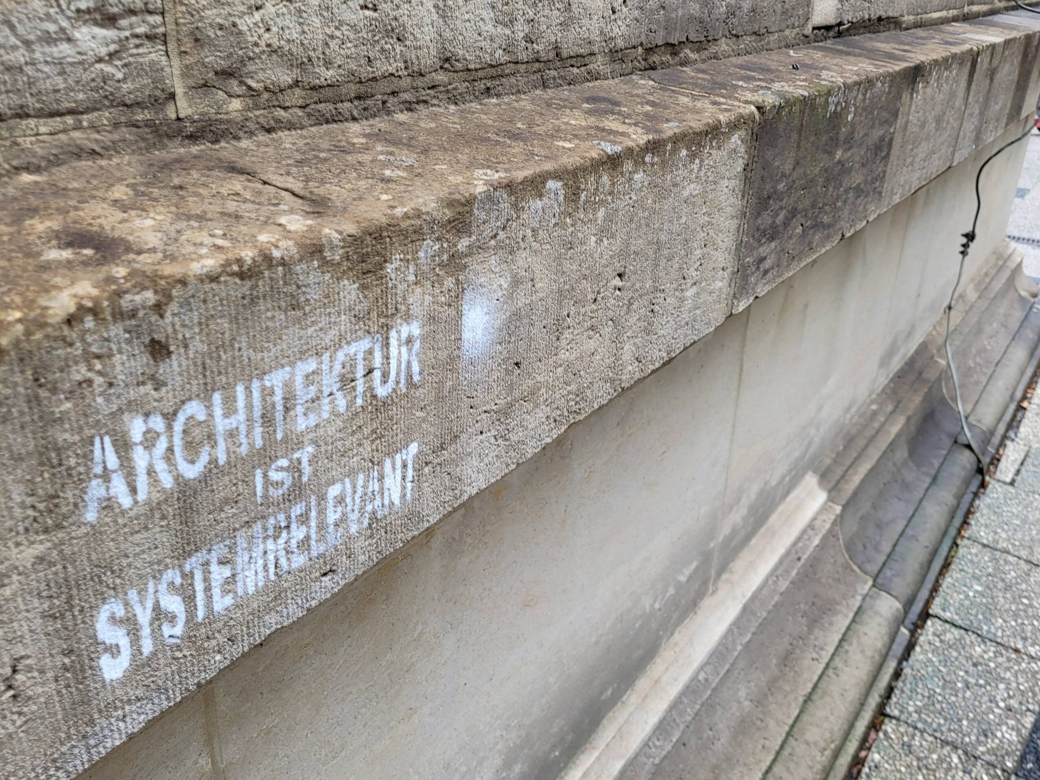 Schon gibt es in der Stadt Statements für den Erhalt des Architektur-Studienganges – hier an der Bankstraße in Elberfeld.   