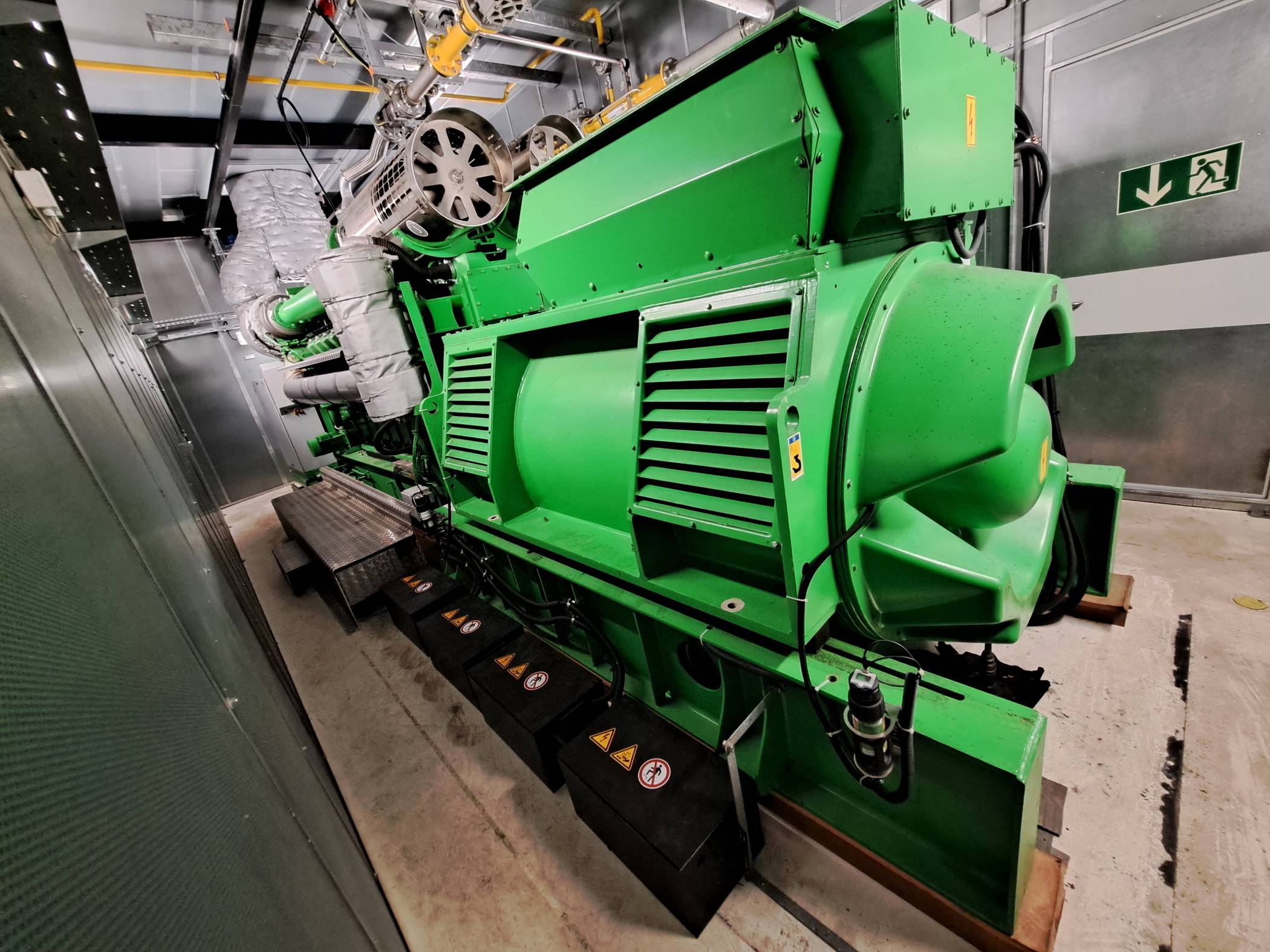  Dieses gasbetriebene Blockheizkraftwerk stellt die Schwarzstartfähigkeit des Heizkraftwerks Barmen sicher.. 