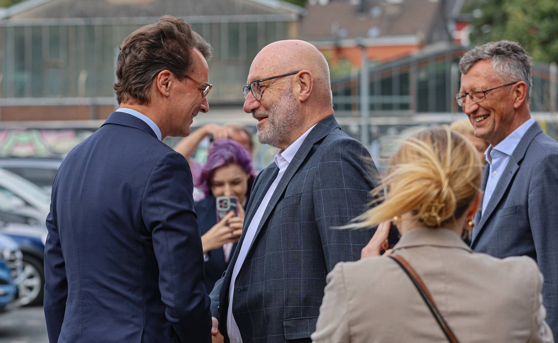  Johannes Slawig (Mitte) beim Besuch von NRW-Ministerpräsident Hendrik Wüst (li.) im Visiodrom. Rechts OB-Kandidat Matthias Nocke. 
