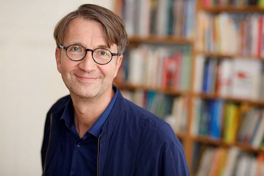 Prof. Dr. Axel Buether.