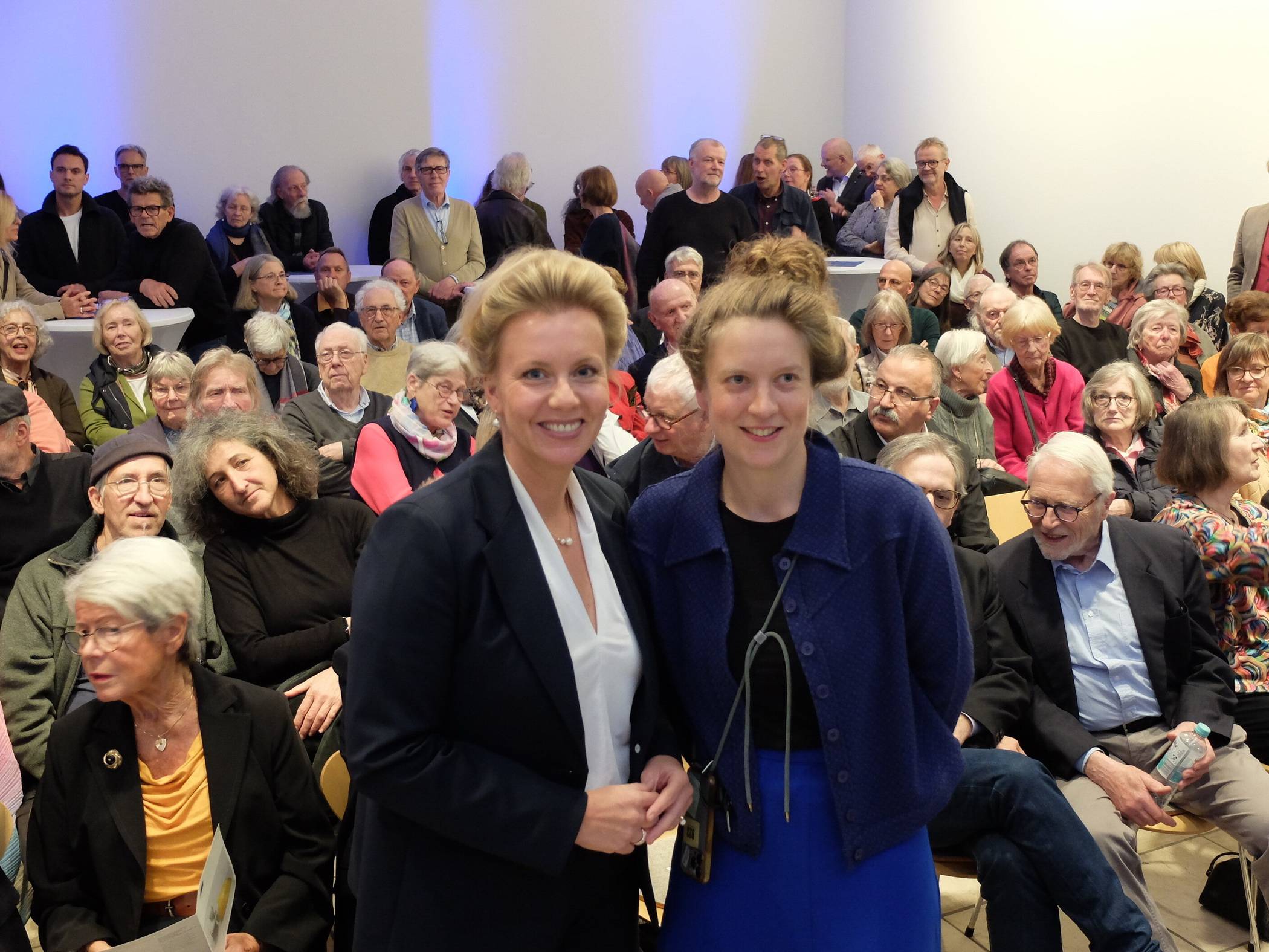 NRW-Ministerin Ina Brandes und Künstlerin Jaana Caspary.