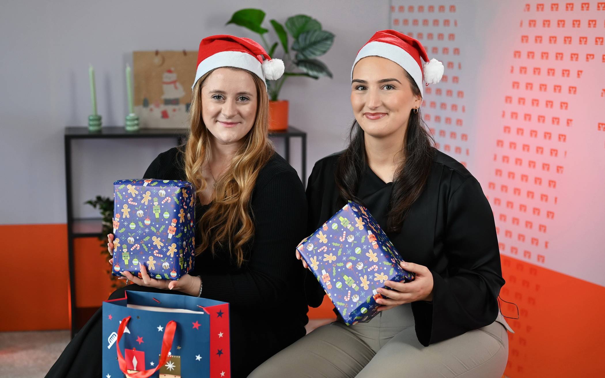 Die Volksbank-Mitarbeiterinnen Linda Bingel (li.) und