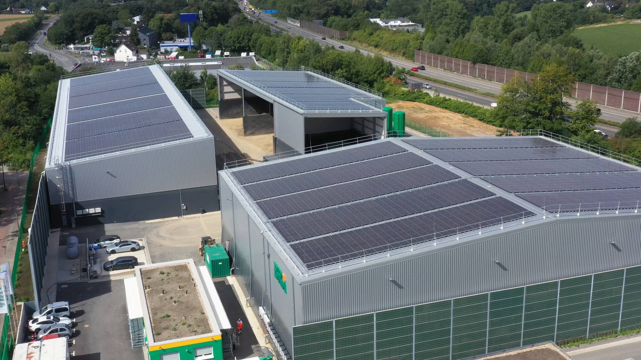  Mit rund 4.500 Quadratmetern Dachfläche und 2.200 verbauten Modulen ist die PV-Anlage auf dem Dach der Bodenrecyclinganlage am Westring die größte Aufdach-PV-Anlage der WSW. 