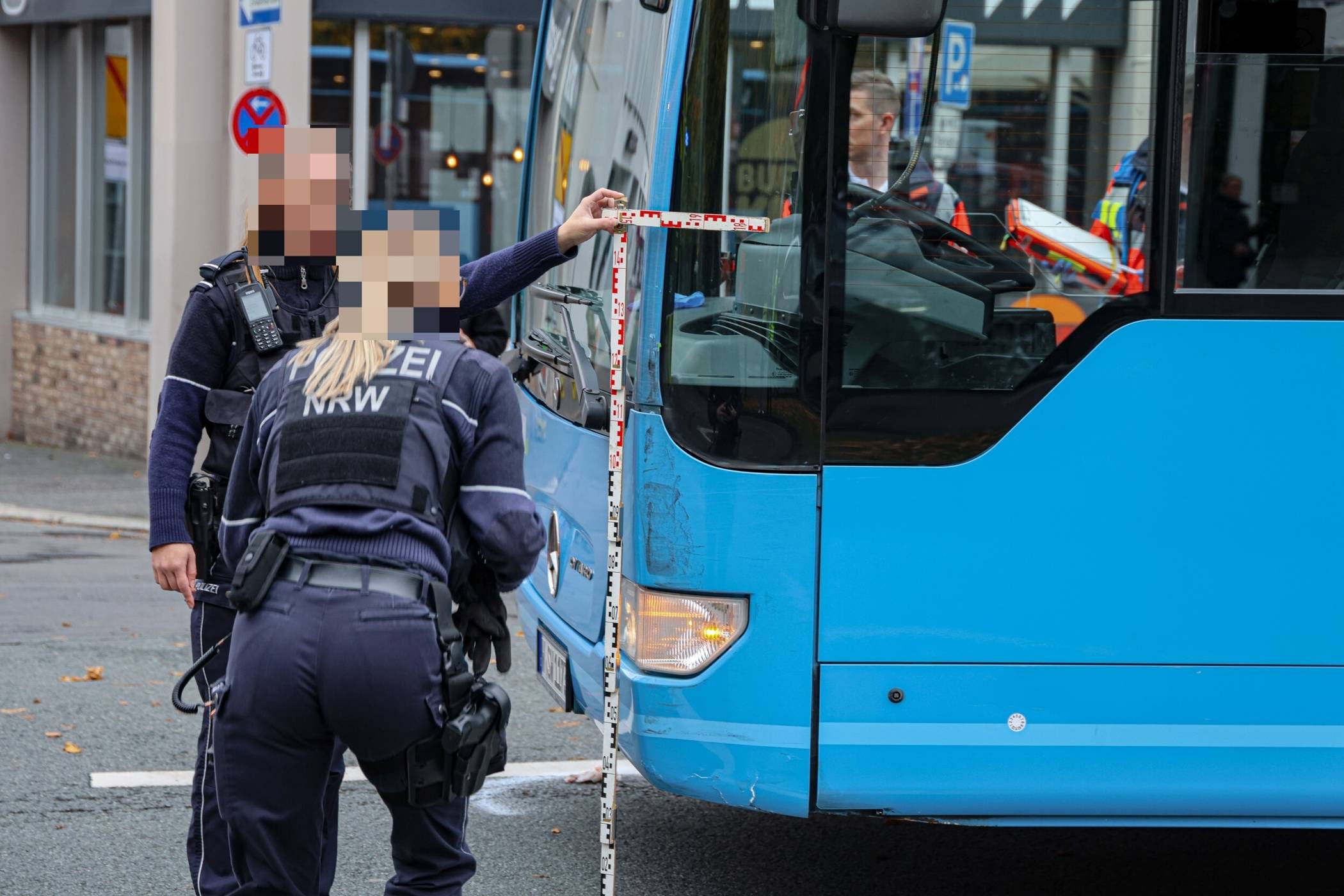 Der Schaden am Bus hielt sich in Grenzen.