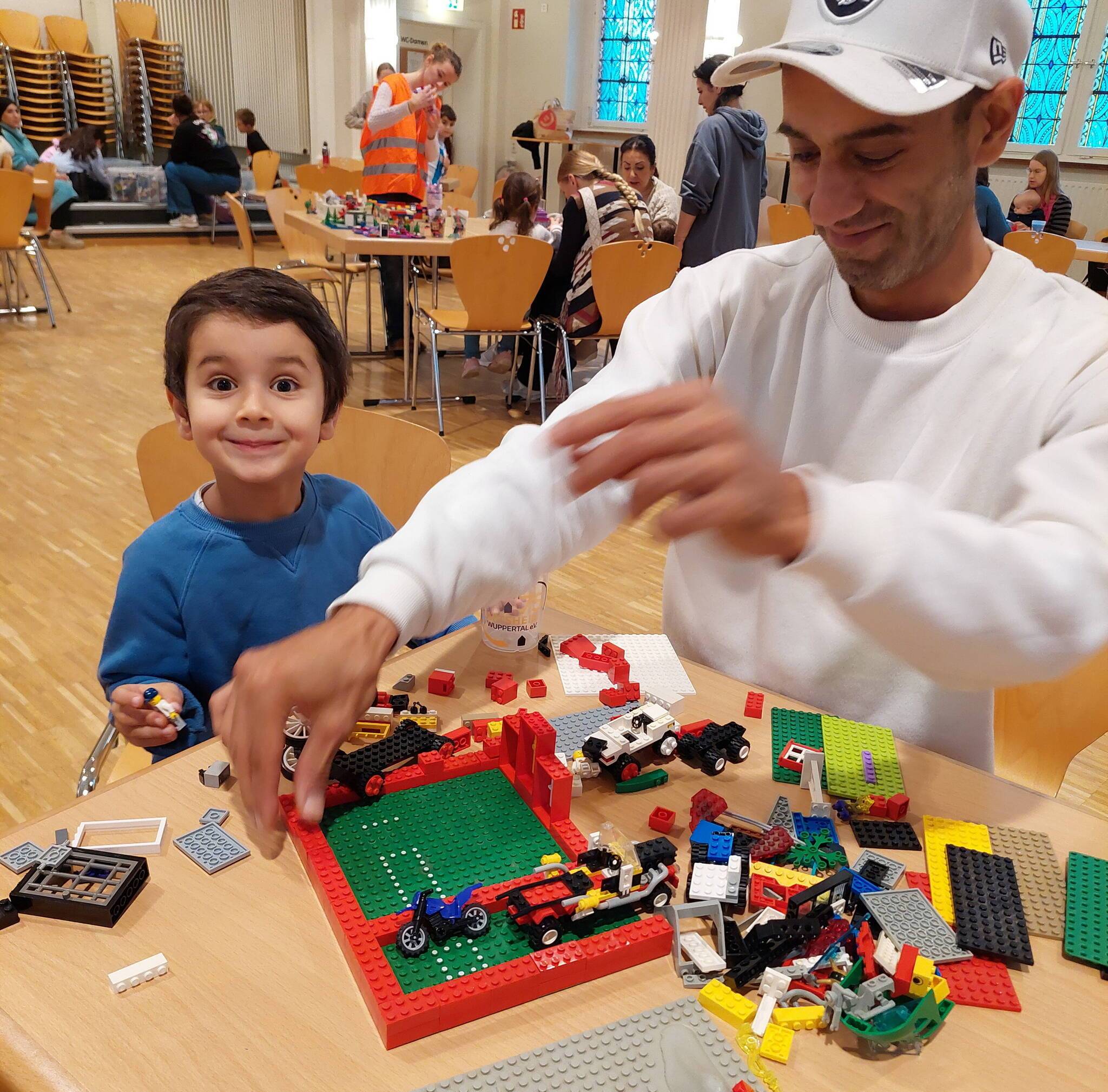 Der Spaß beim gemeinsamen Bauen ist unübersehbar.