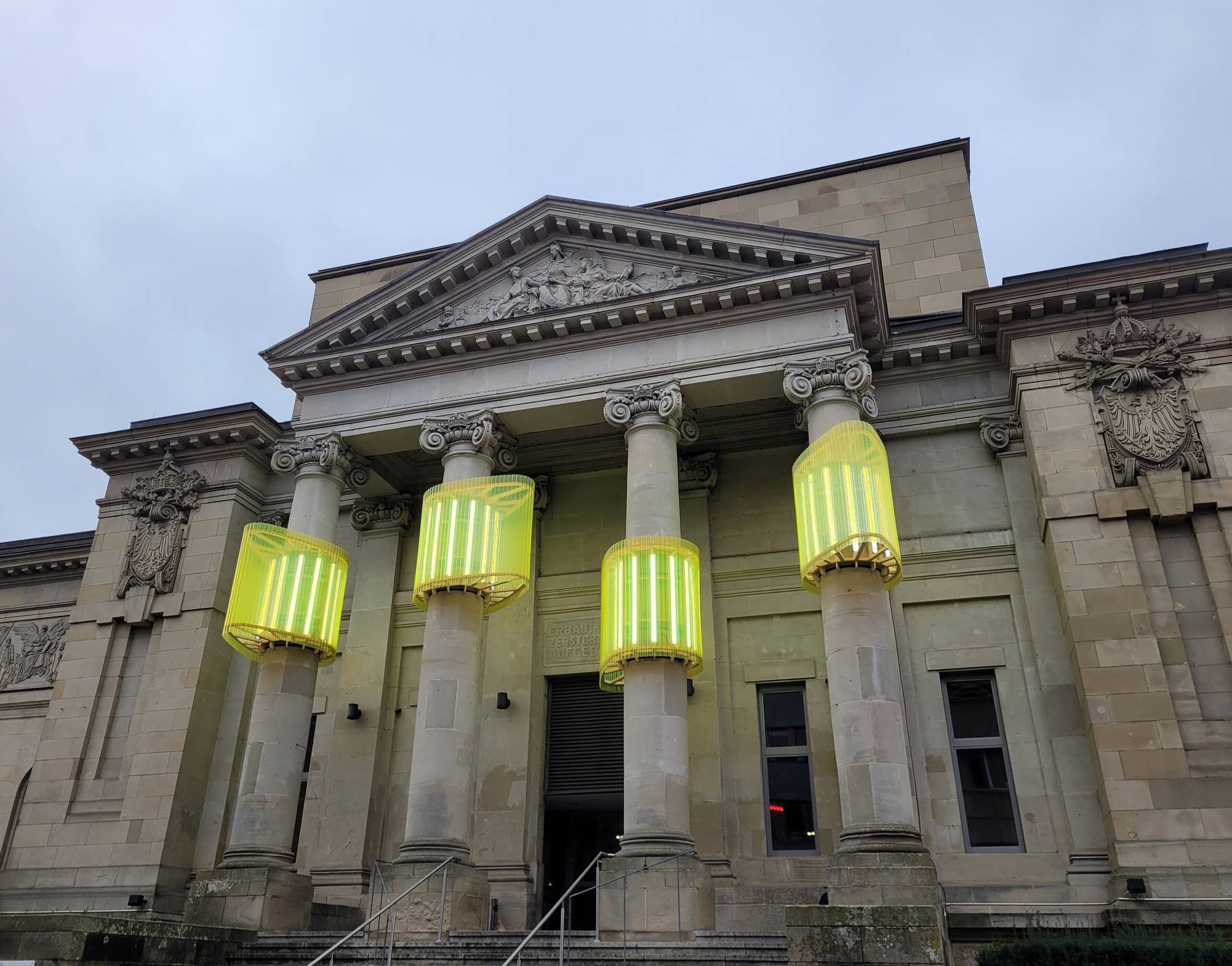Mit dieser Installation von Martin Pfeiffle am Eingangsportal des Hauses der Jugend am Geschwister-Scholl-Platz macht die Barmer Kunsthalle auf ihre neue Ausstellung "Ex Nihilo" aufmerksam.