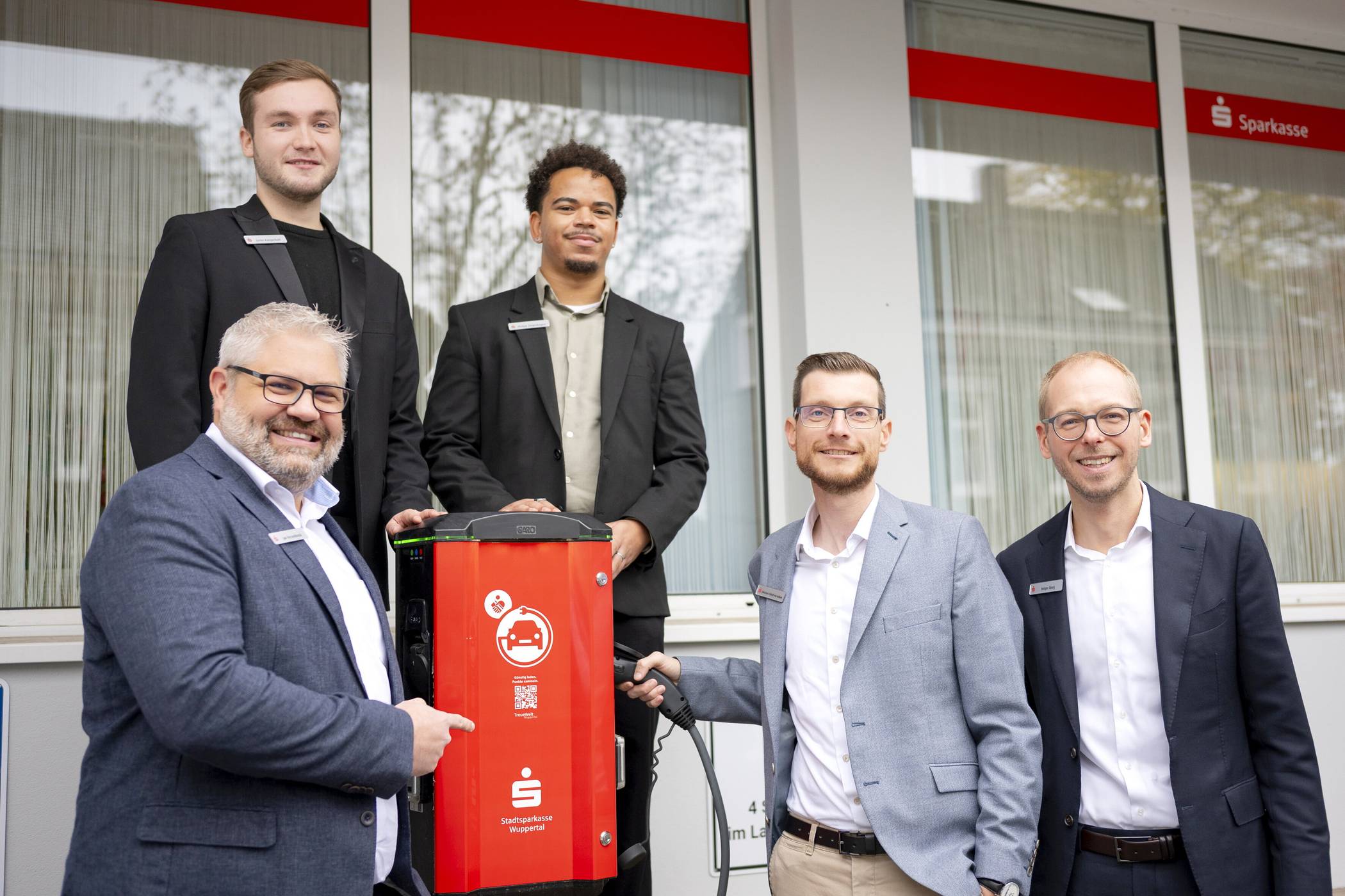 Von li.: Jan Kessenbrock (Leiter der Sparkassen-Filiale Cronenberg), Justin Kamperhoff und Philipp Ziegenhagen (Auszubildende und Mitarbeiter im Projekt „E-Ladesäulen“), Sebastian Eckhoff-van Roßum (Projektleiter „E-Ladesäulen“) und Holger Iborg (stellv. Vorstandsmitglied der Stadtparkasse).