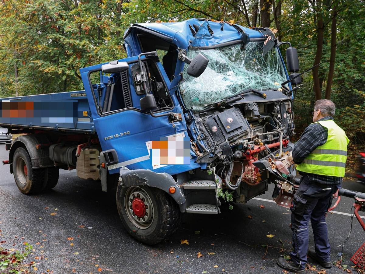 LKW prallt gegen Baum
