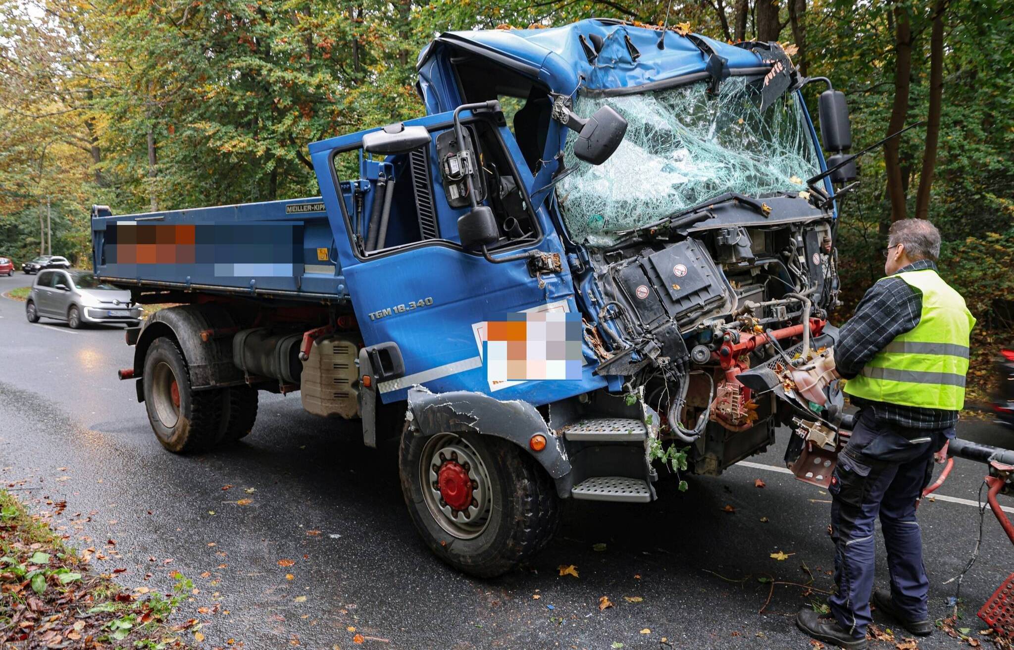 Bilder: LKW prallt in Wuppertal gegen Baum