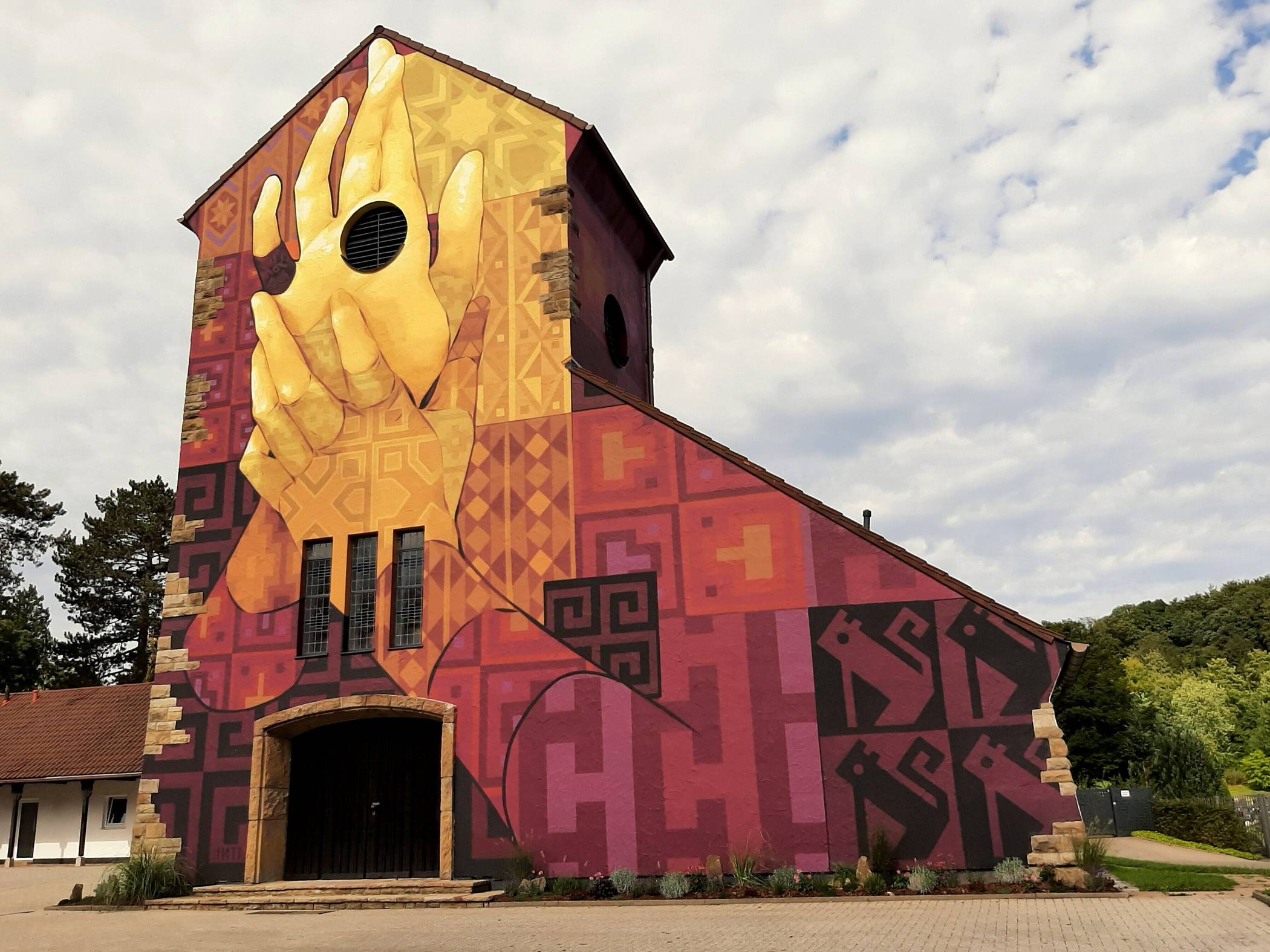 Die im Rahmen der „Pina Bausch Gallery“ des Urbanen Kunstraums Wuppertal (UKW) im August gestaltete Frontwand der Kapelle auf dem Friedhof an der Krummacherstraße.  