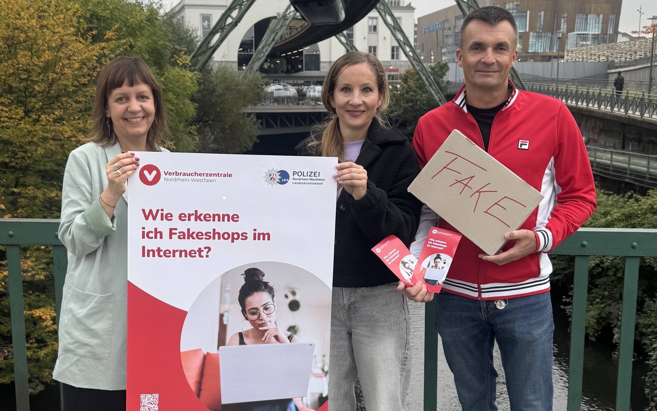 Von li.: Michelle Schüler-Holdstein (Verbraucherzentrale NRW),