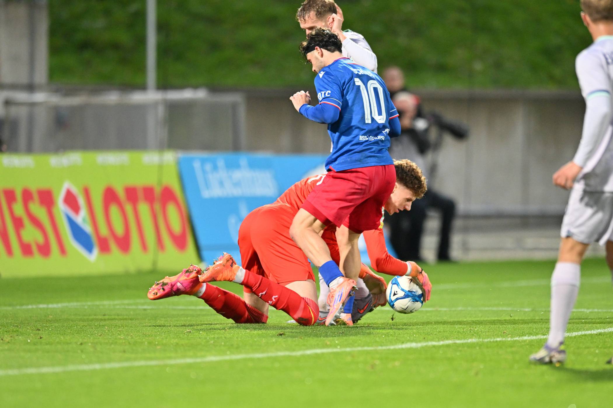 Torwart Hugo Rölleke im Duell mit Vincent Schaub.