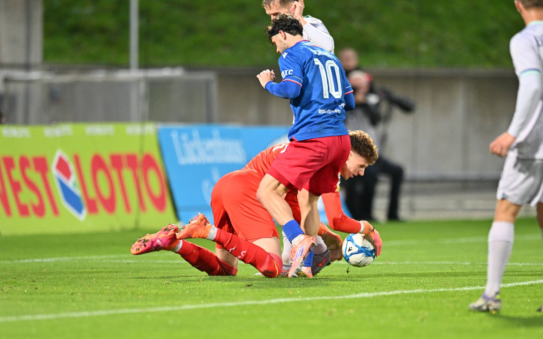 Torwart Hugo Rölleke im Duell mit