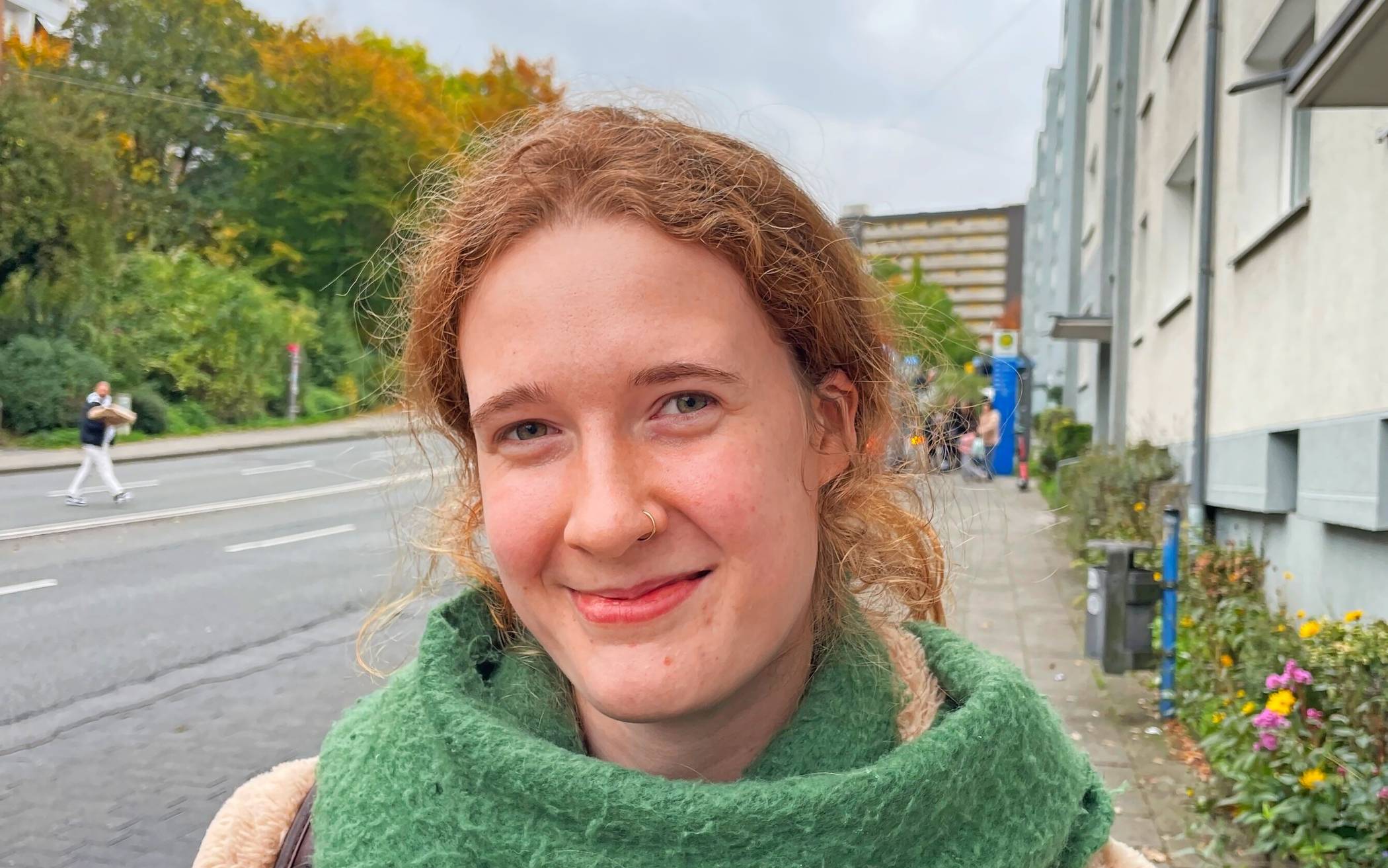   Emily Weiß (21)    studiert Grundschullehramt mit Englisch, aus Wuppertal: „Ich kann verstehen, dass man unsere Uni nicht schön findet. Die komischen Rohre, die Baustellen, aber der erste Platz in diesem Ranking ist meiner Meinung nach ungerecht. Es ist angenehm, dass auf unserem Campus alles an einem Platz ist, und unsere Mensa hat eine sehr gute Qualität.“  