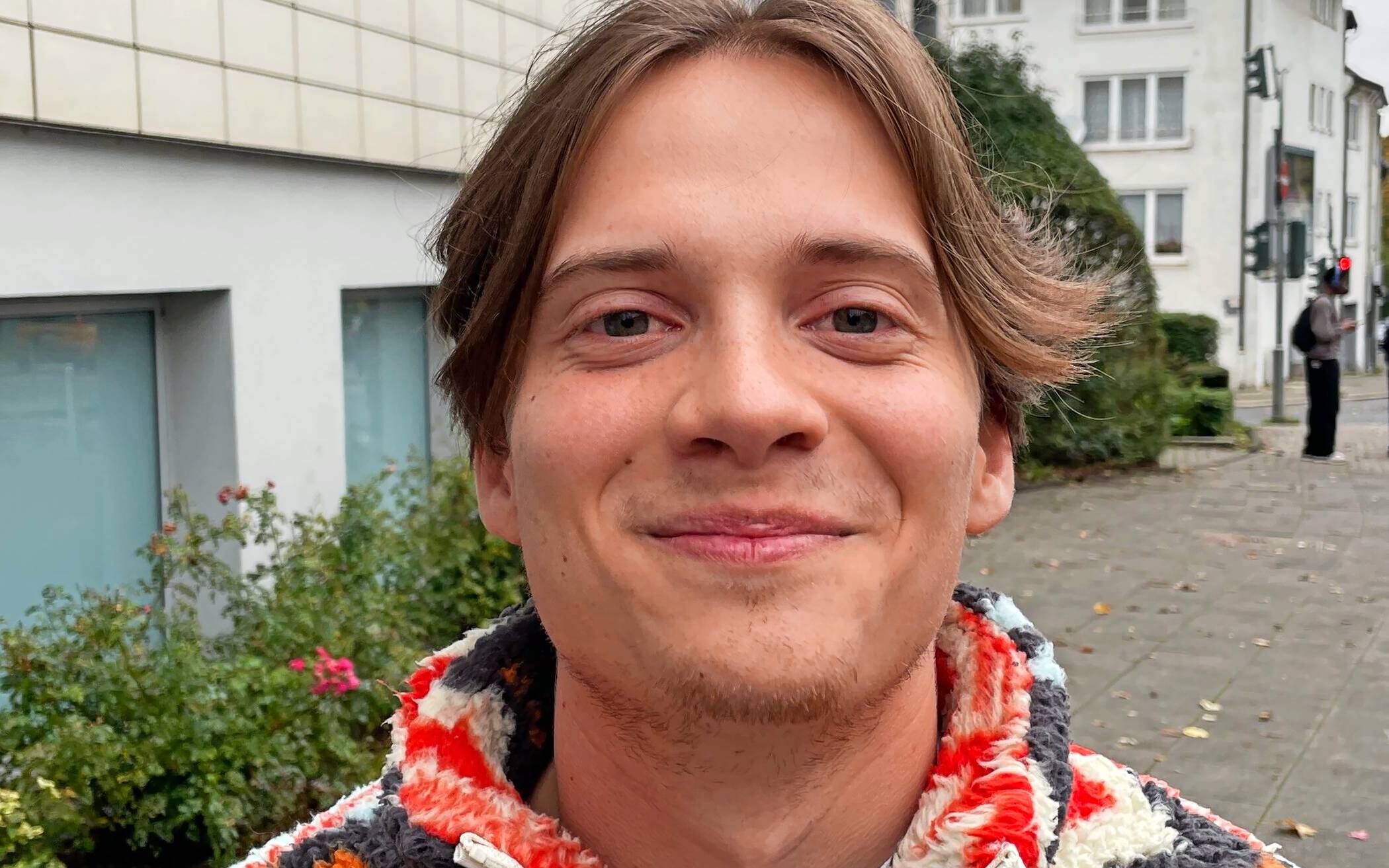 Bennett Gottschling (23)   studiert Englisch und Chemie,  aus Wuppertal:   „Unser Ausblick vom ‚Flügelhügel‘ auf dem Campus Grifflenberg ist doch wunderschön, ich mag meine Uni. Wo ist in der Abstimmung eigentlich die Ruhr-Universität Bochum? Von der hört man ja immer, dass sie nicht ganz so schön ist. Also die hässlichste Uni Deutschlands ist die in Wuppertal ganz sicher nicht.“