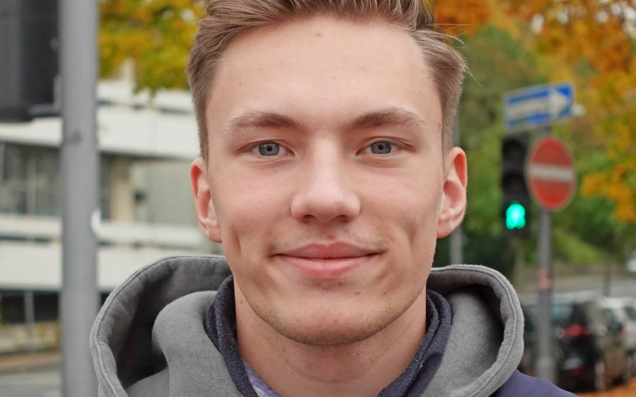 Erik Bölling (21)    studiert Wirtschaftswissenschaft und Sport, aus Wuppertal:     „Das Ergebnis dieser nicht-repräsentativen Online-Abstimmung entspricht meiner Meinung nach nicht der Wahrheit. Der Campus gefällt mir gut und ich studiere sehr gerne hier. Die Universität ist vielleicht nicht die schönste, aber auf keinen Fall die hässlichste.“  