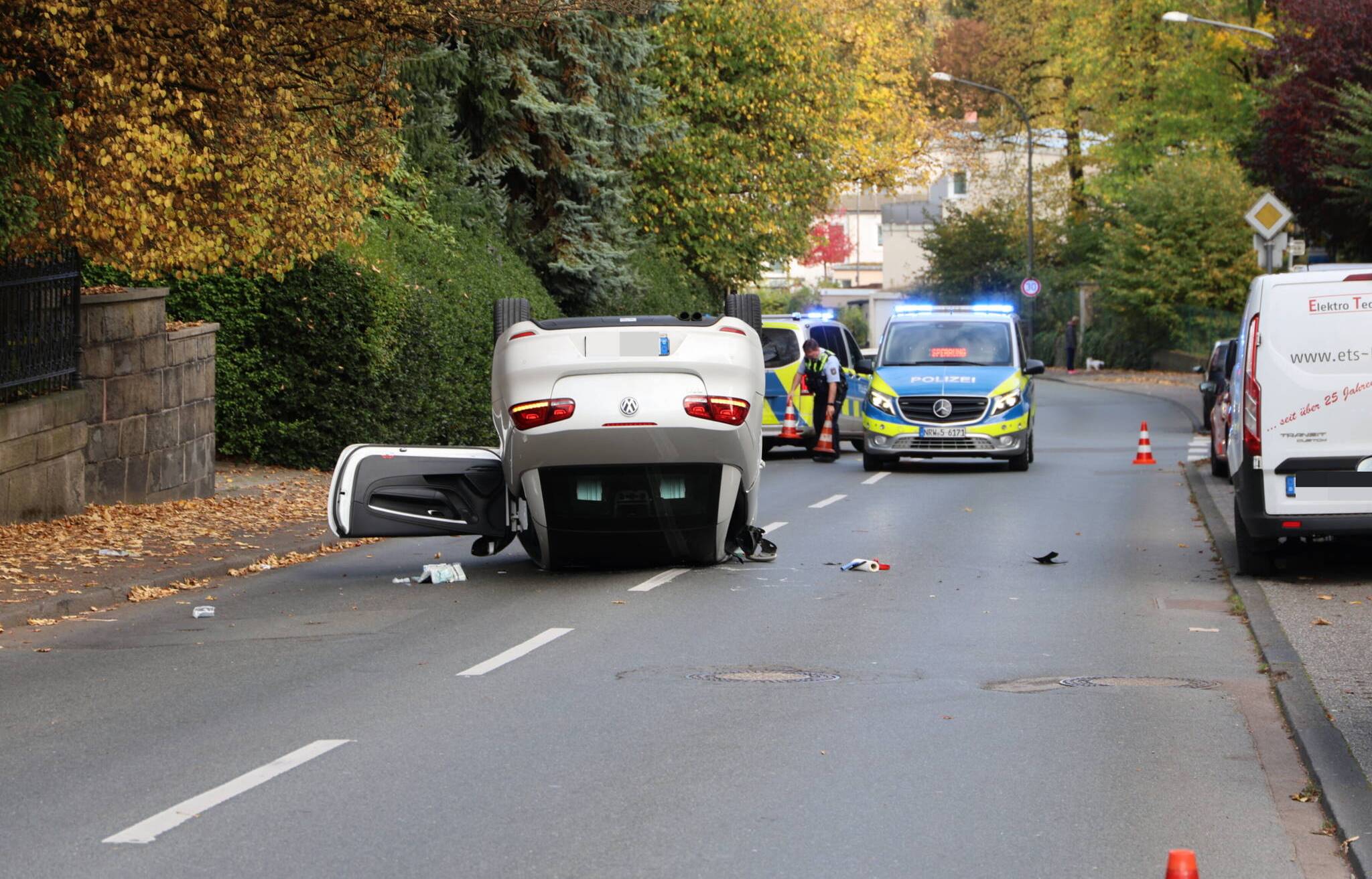 Bilder: Auto landet in Wuppertal auf dem Dach