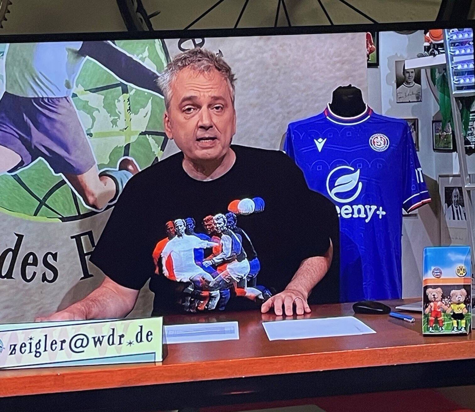 Arnd Zeigler, im Hintergrund das WSV-Trikot.