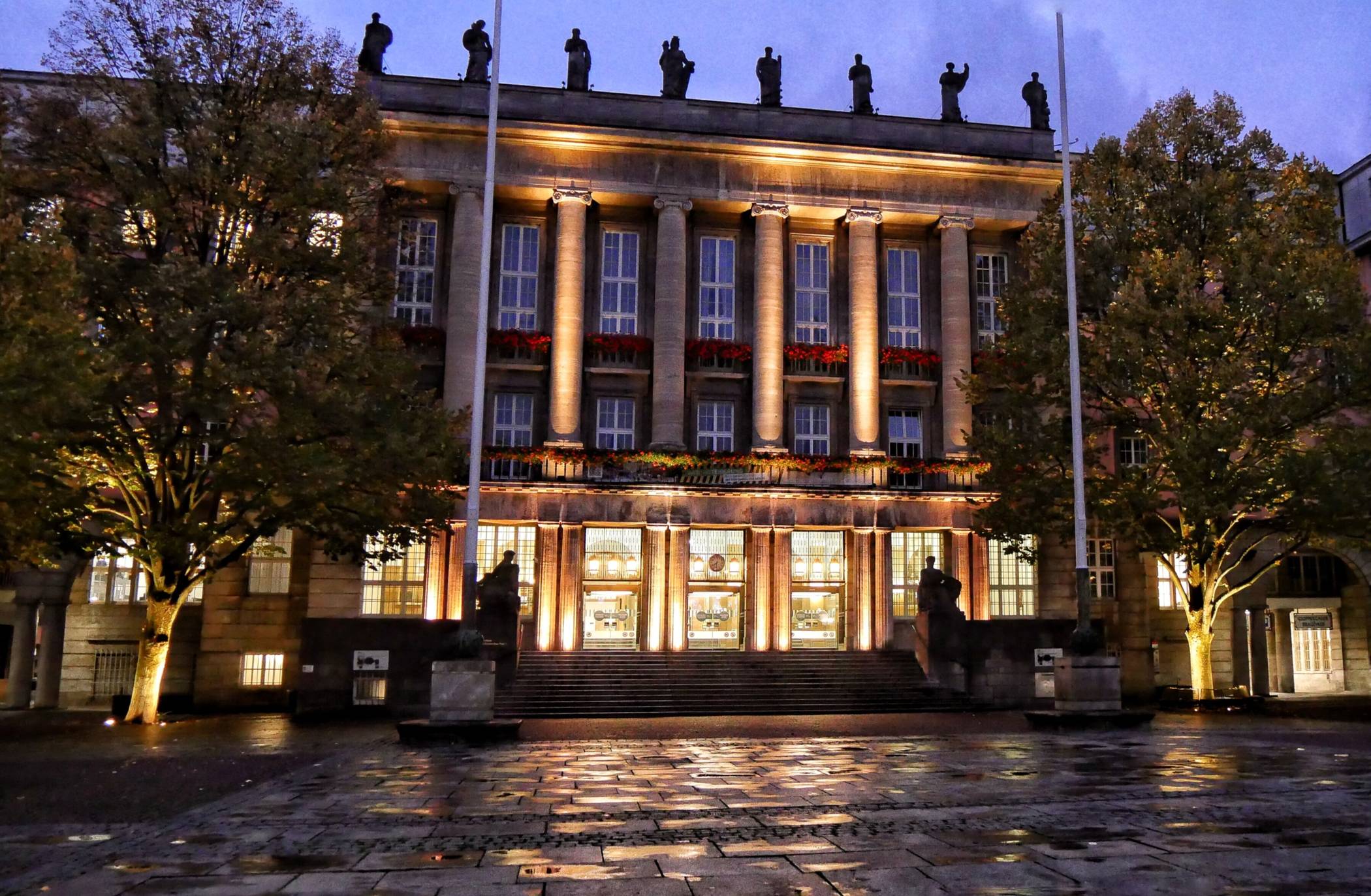  Das Wuppertaler Rathaus am Morgen. 