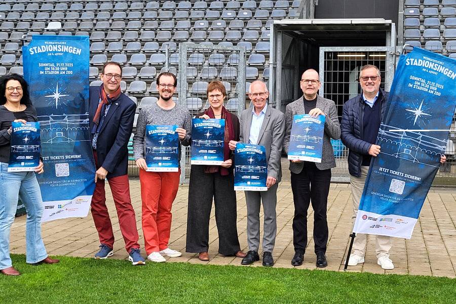 Von li.: Martina Pauly, Jörg Spitzer (beide VEM), Jan Wacker (Katholische Kirche), Ilka Federschmidt, (Superintendentin des evangelischen Kirchenkreises), Ex-Sozialdezernent Stefan Kühn, Kreiskantor Jens-Peter-Enk und Jürgen Harmke (Sparkasse).