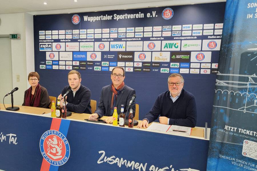 Von li.: Superintendentin Ilka Federschmidt, WSV-Pressesprecher Max Schleicher, Jörg Spitzer (VEM) und Jürgen Harmke (Stadtsparkasse) auf der Pressekonferenz im Stadion am Zoo.