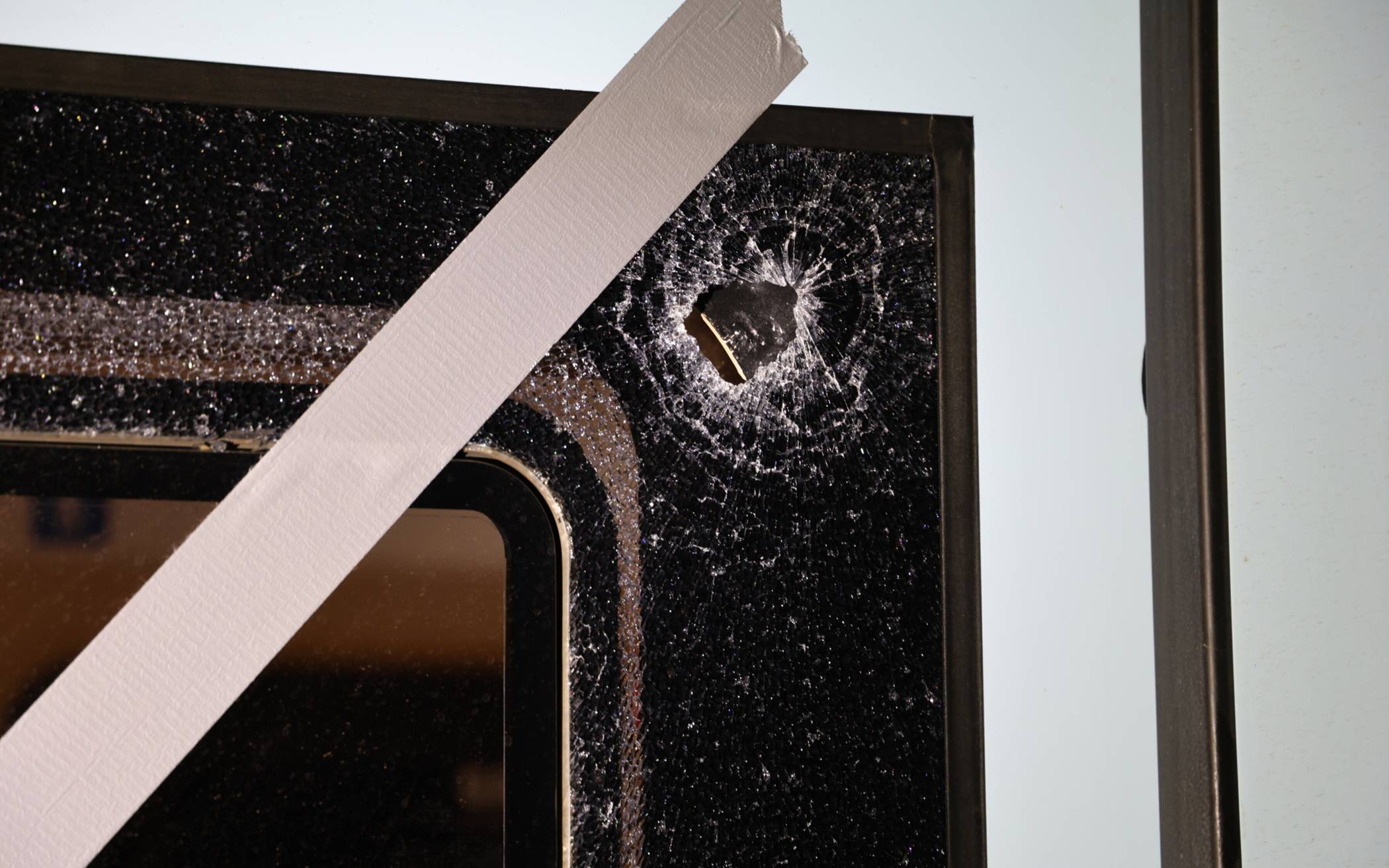 Eine der zerstörten Scheiben.