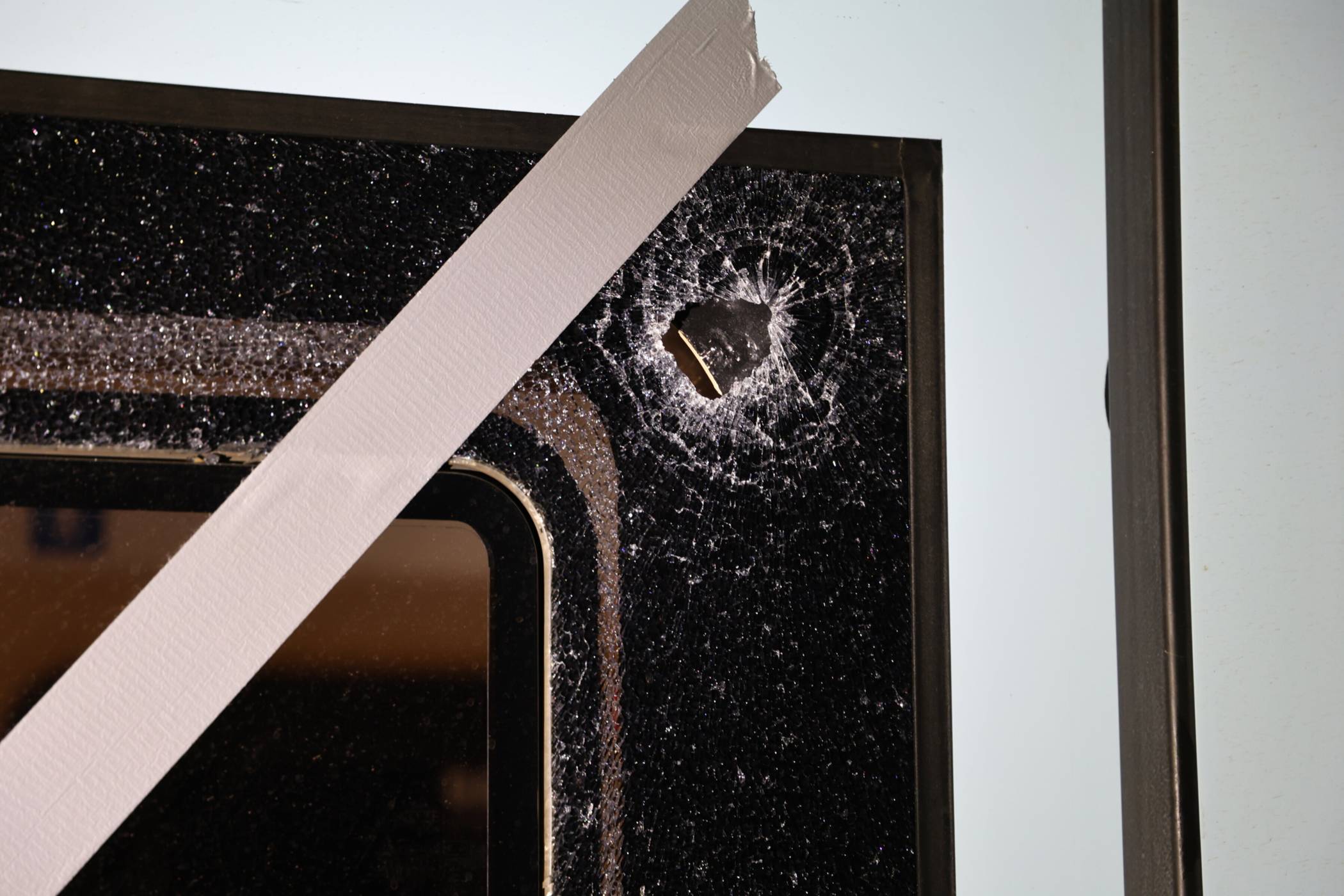 Eine der zerstörten Scheiben.