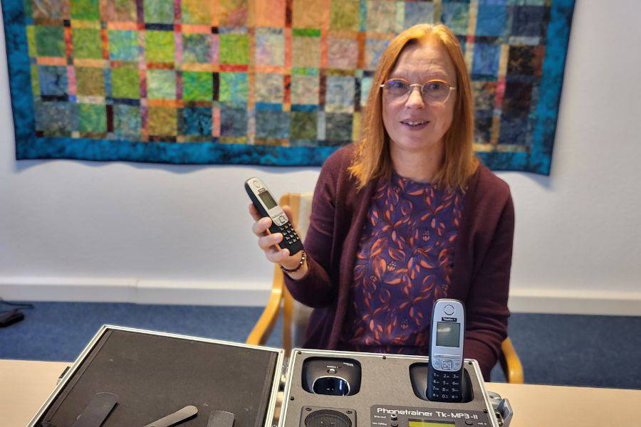 Jula Heckel-Korsten schult Ehrenamtliche mit einer Callcenter-Übungsanlage.