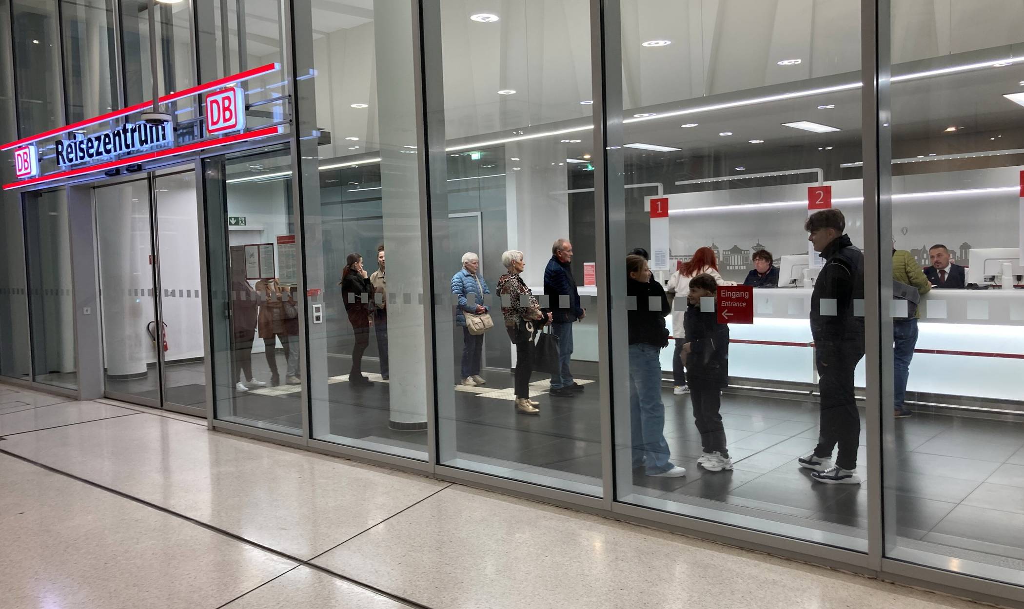 Blick ins Wuppertaler Reisezentrum im Hauptbahnhof.