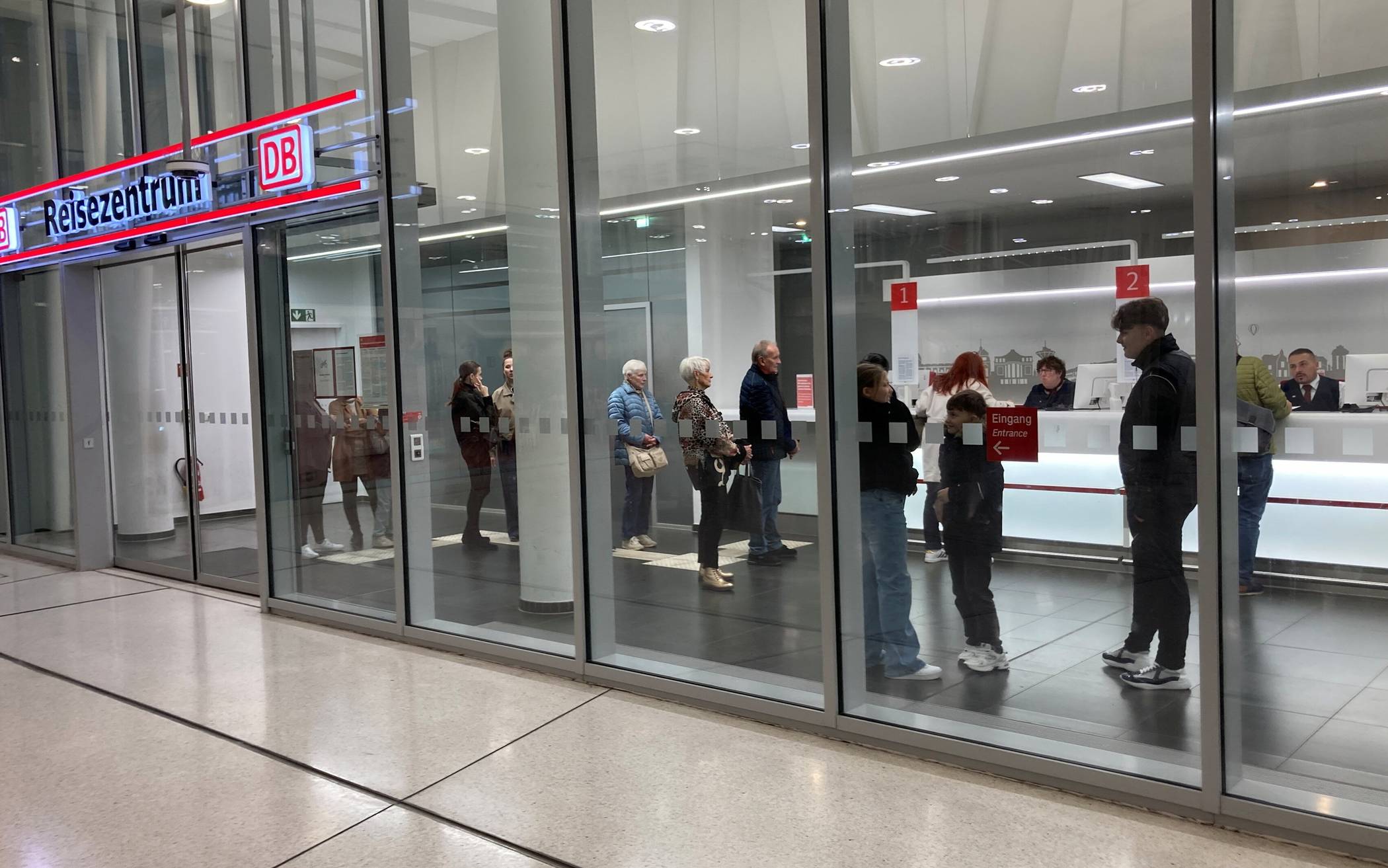 Blick ins Wuppertaler Reisezentrum im Hauptbahnhof.