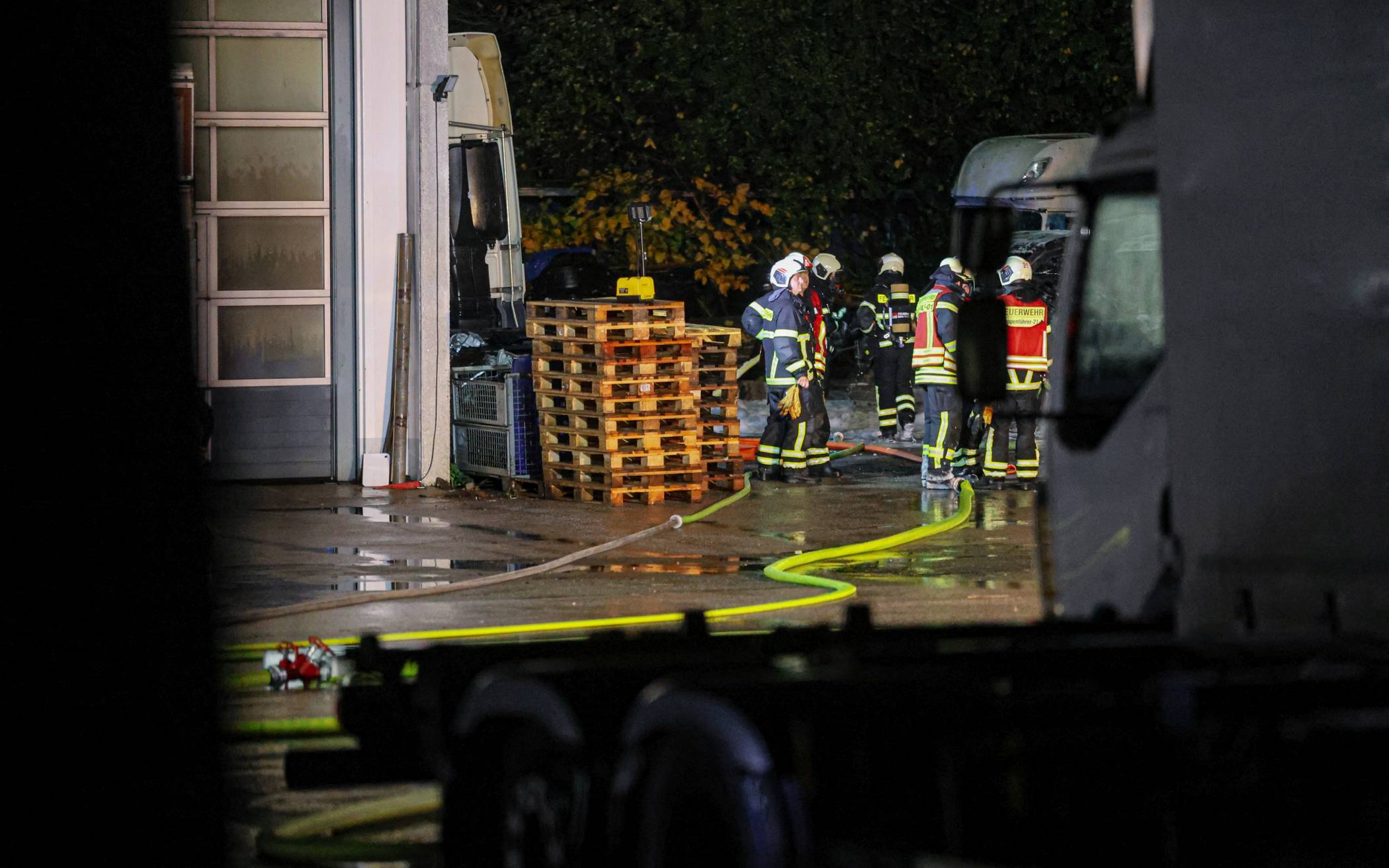 Bilder: Feuer auf Firmengelände in Wuppertal