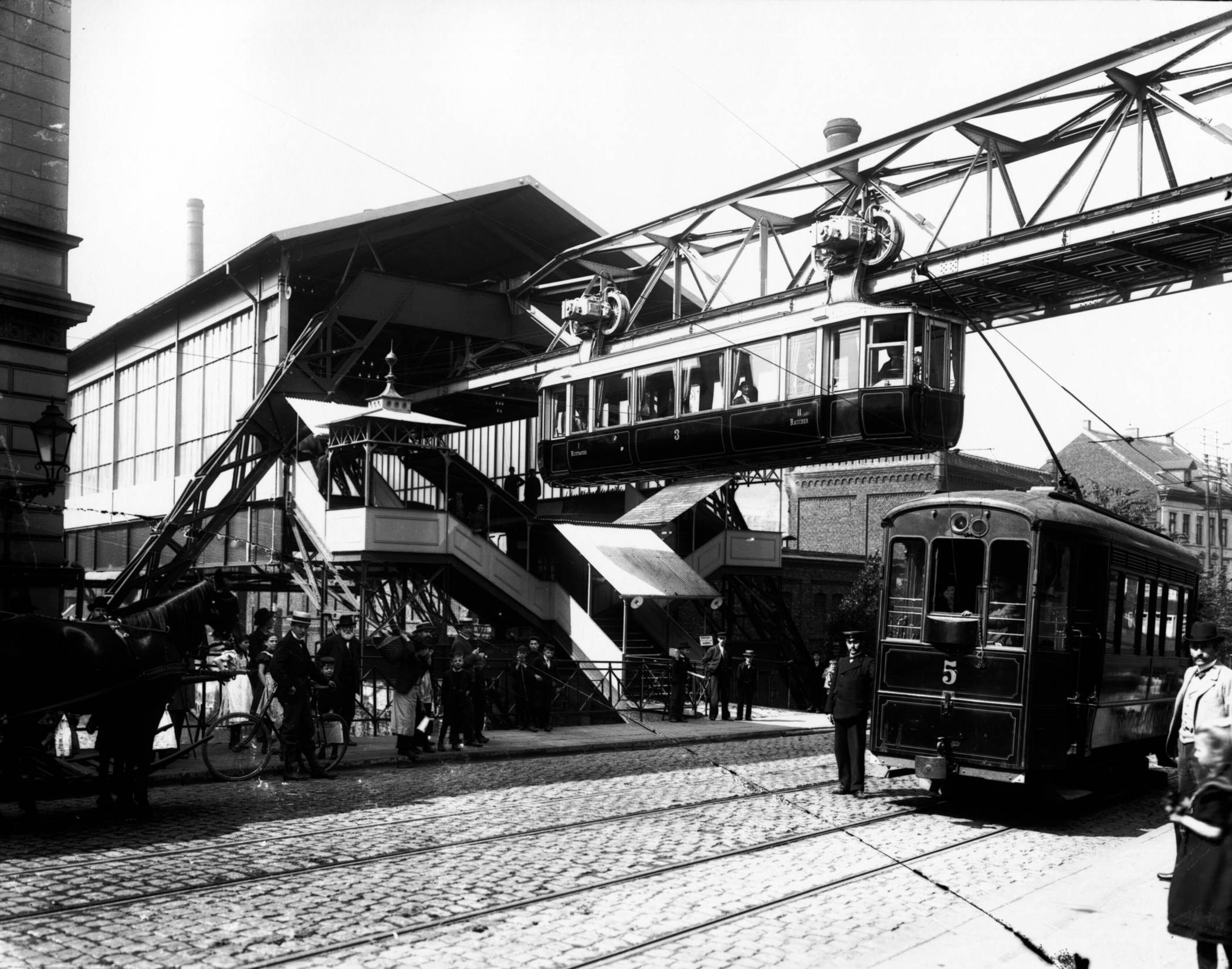 Historische Aufnahme: die Schwebebahn an der heutigen Station Robert-Daum-Platz.