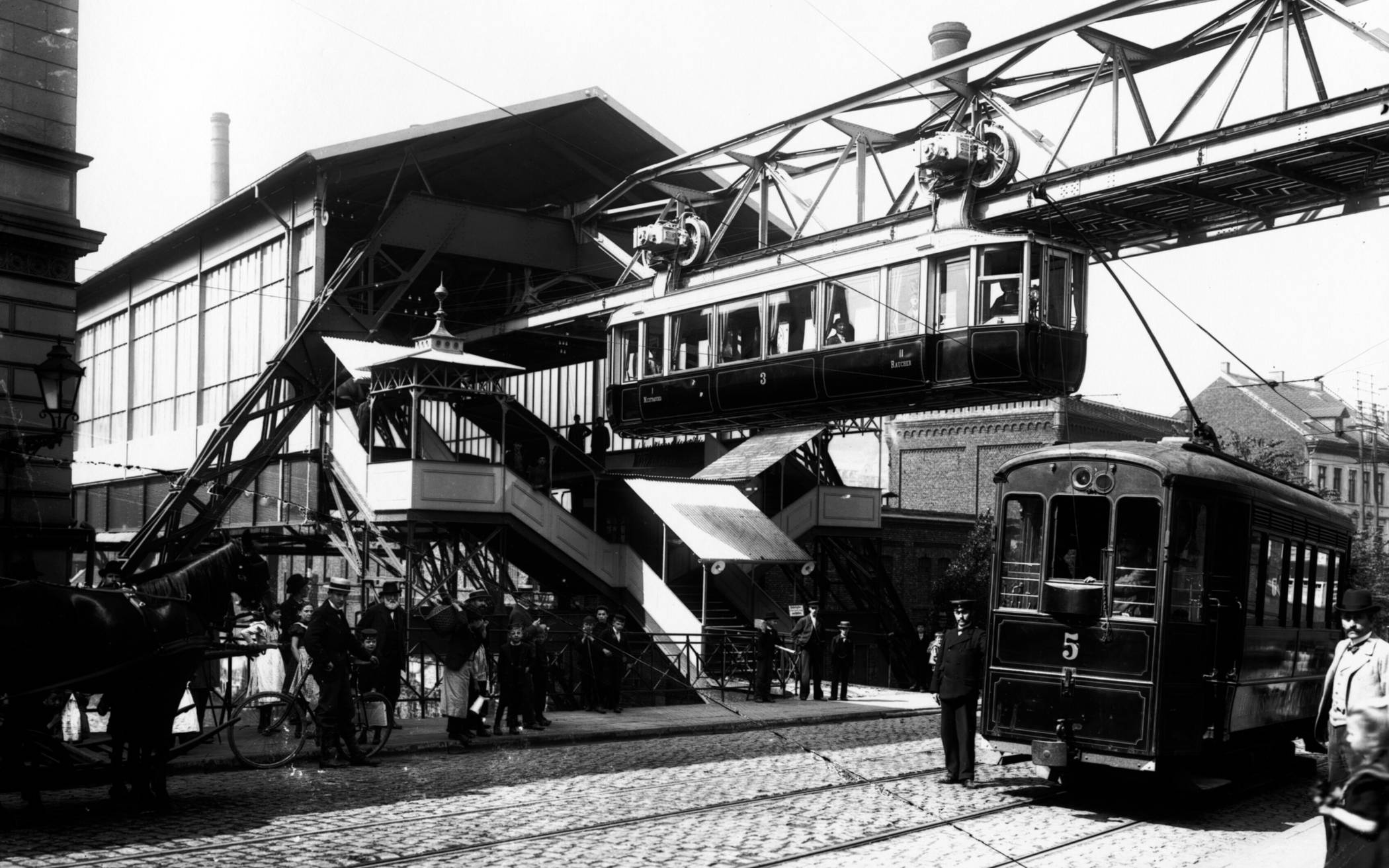 Historische Aufnahme: die Schwebebahn an der