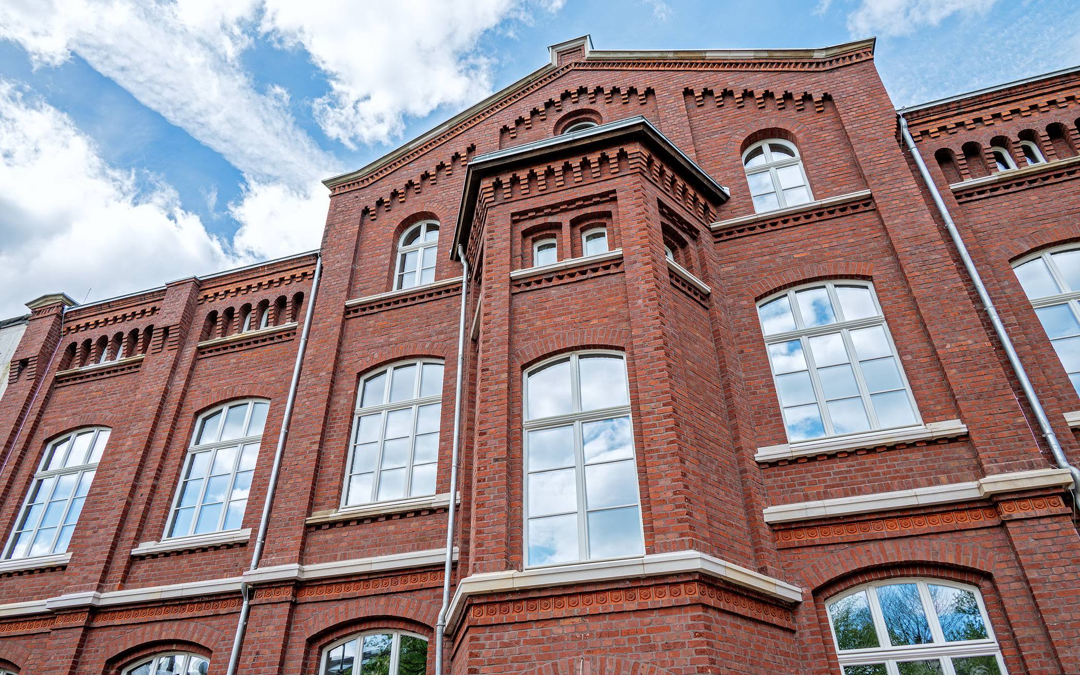 Die imposante Fassade des Schulgebäudes.