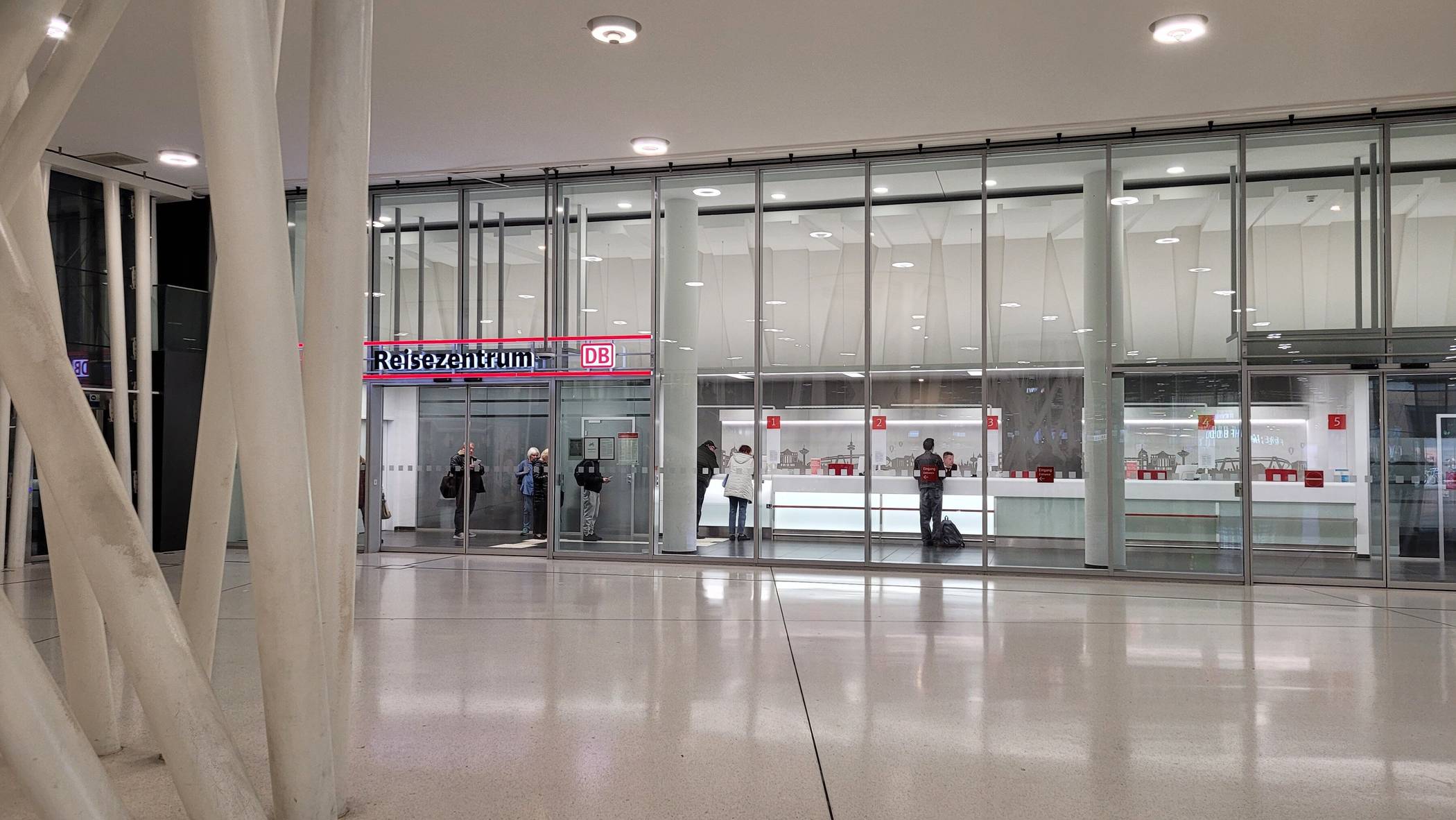 Keine Nachfrage sieht anders aus: Das DB-Reisezentrum im Hauptbahnhof am Dienstag gegen 14 Uhr – mit etlichen Menschen in der Warteschlange.  