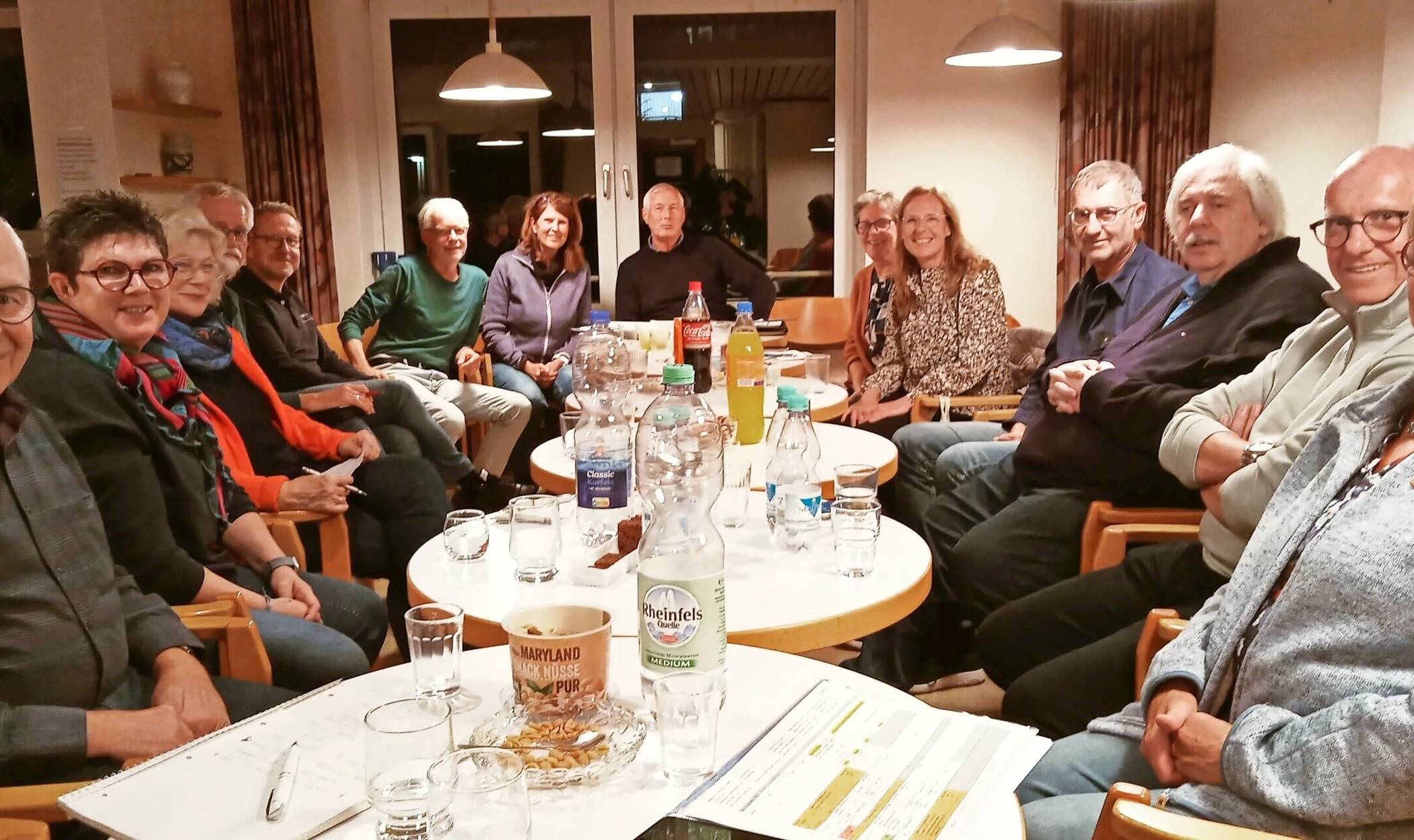  Ein großer Teil des „Dönberg-hilft“-Teams bei der Vorbereitung des ausverkauften JUbiläumsabends. 