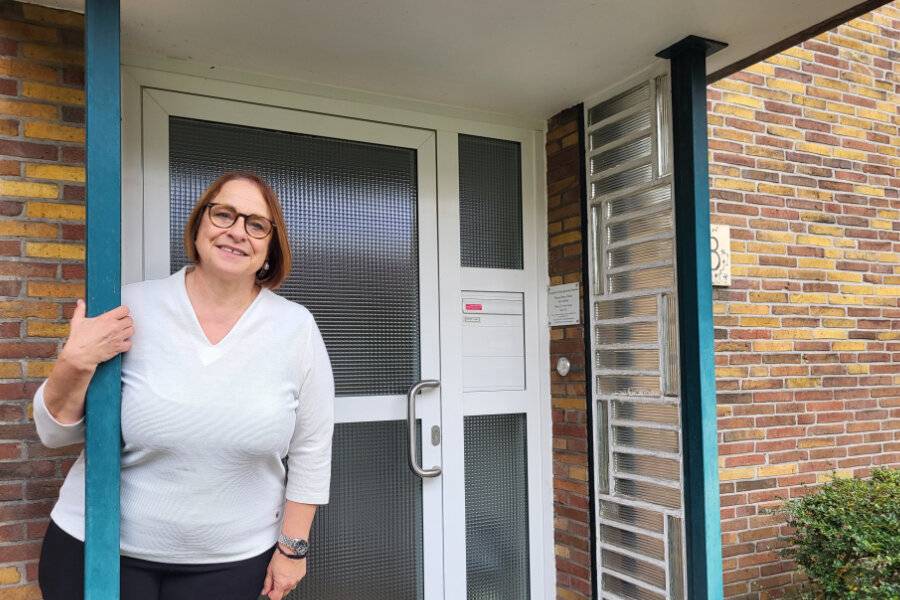 Bettina Dähnick vor dem Pfarrhaus in Vohwinkel, in dem sie gemeinsam mit ihrem Ehemann Armin Lange wohnt, der ebenfalls Gemeindepfarrer ist.