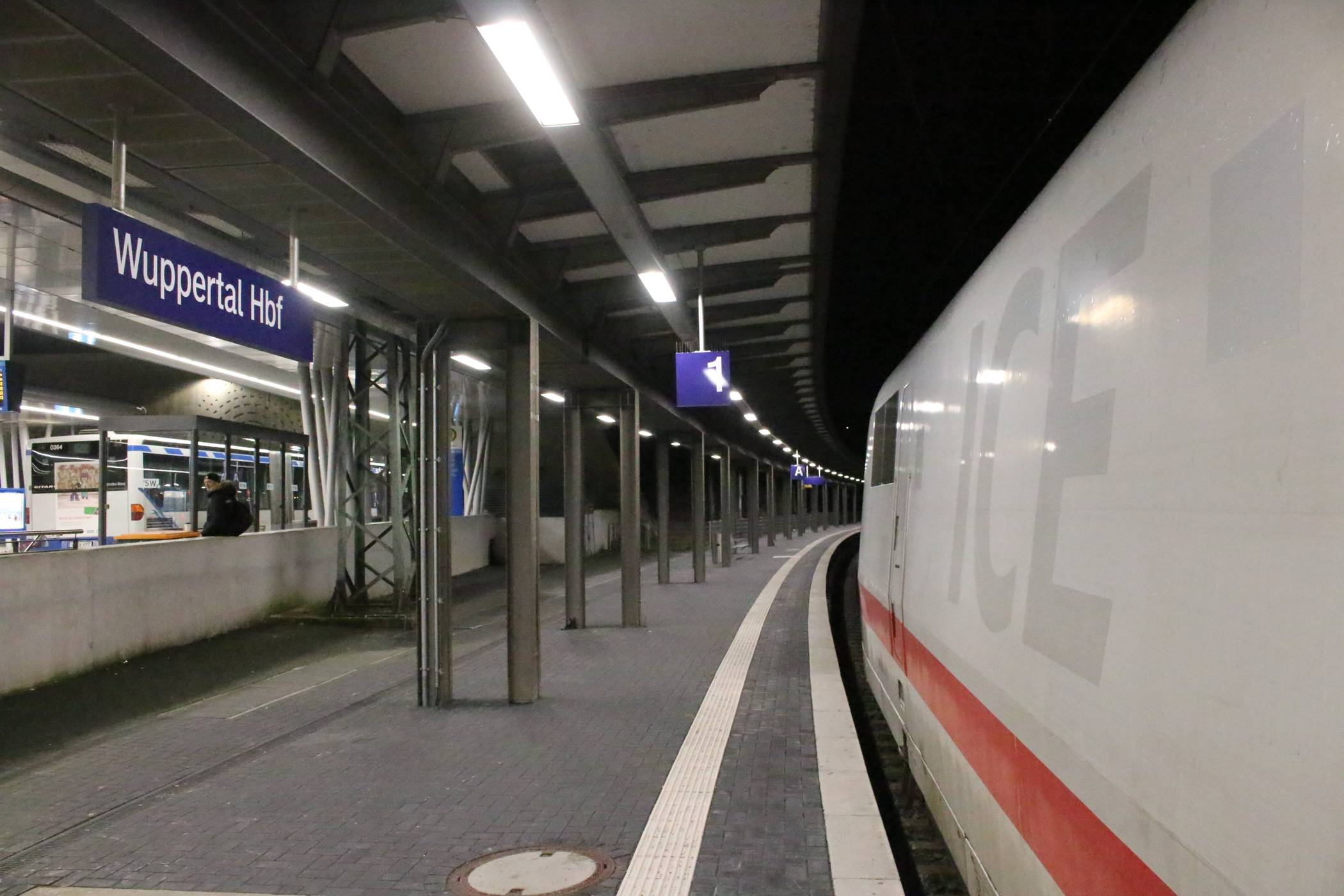  Ein ICE in Wuppertal. Tickets gibt es dafürbald nicht mehr vor Ort im Hauptbahnhof. 