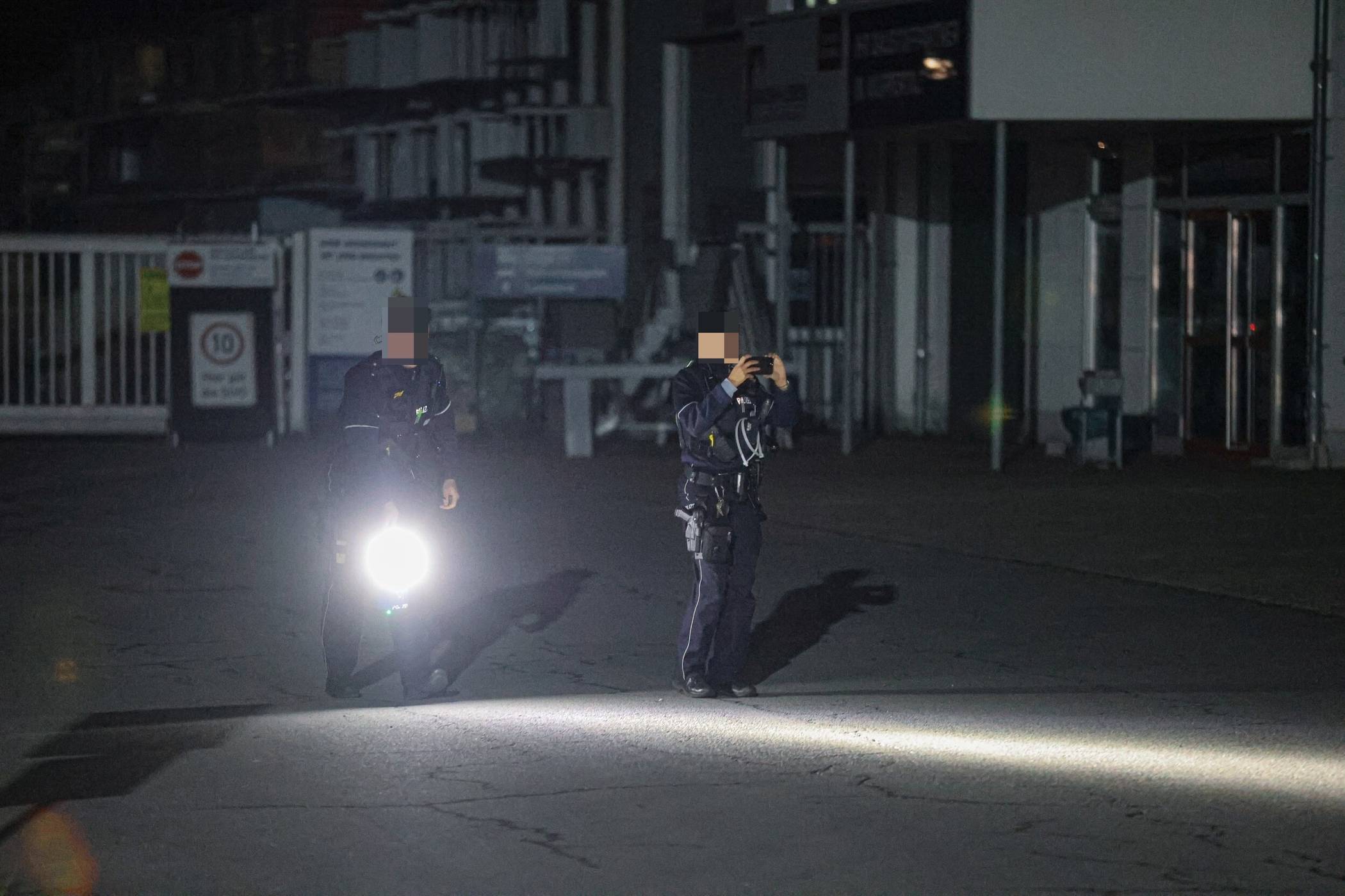  Die Polizei sicherte vor Ort die Spuren. 