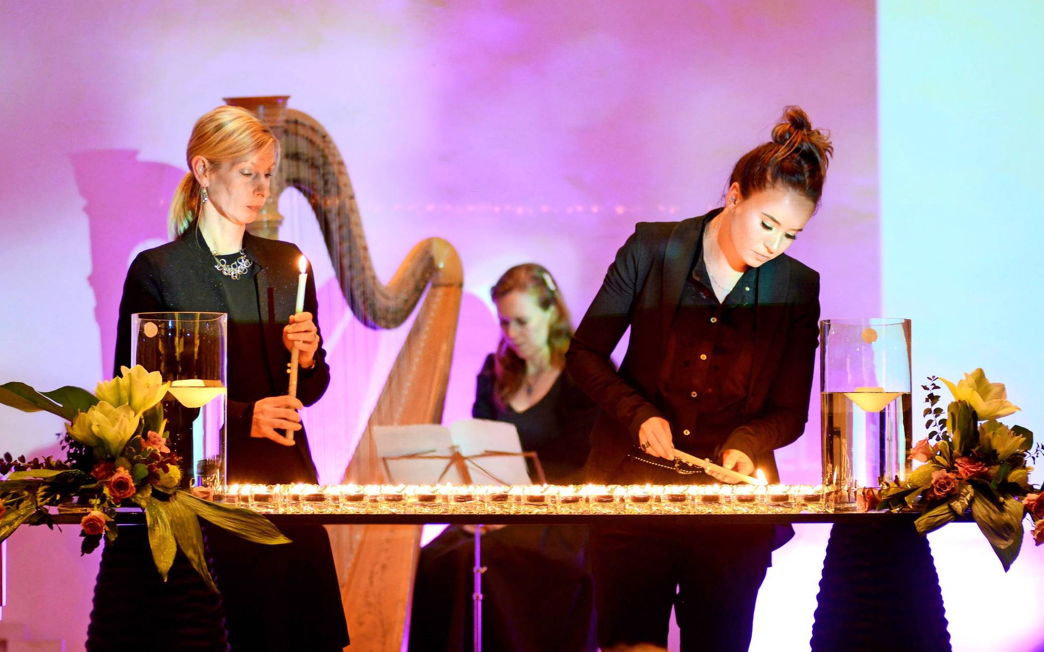 Gedenken bei Harfenklängen und Kerzenschein. &#x21e5;Foto: