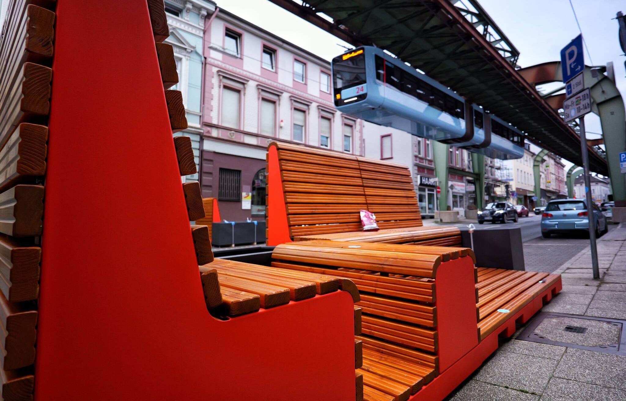 Die Sitzbänke an der Kaiserstraße –