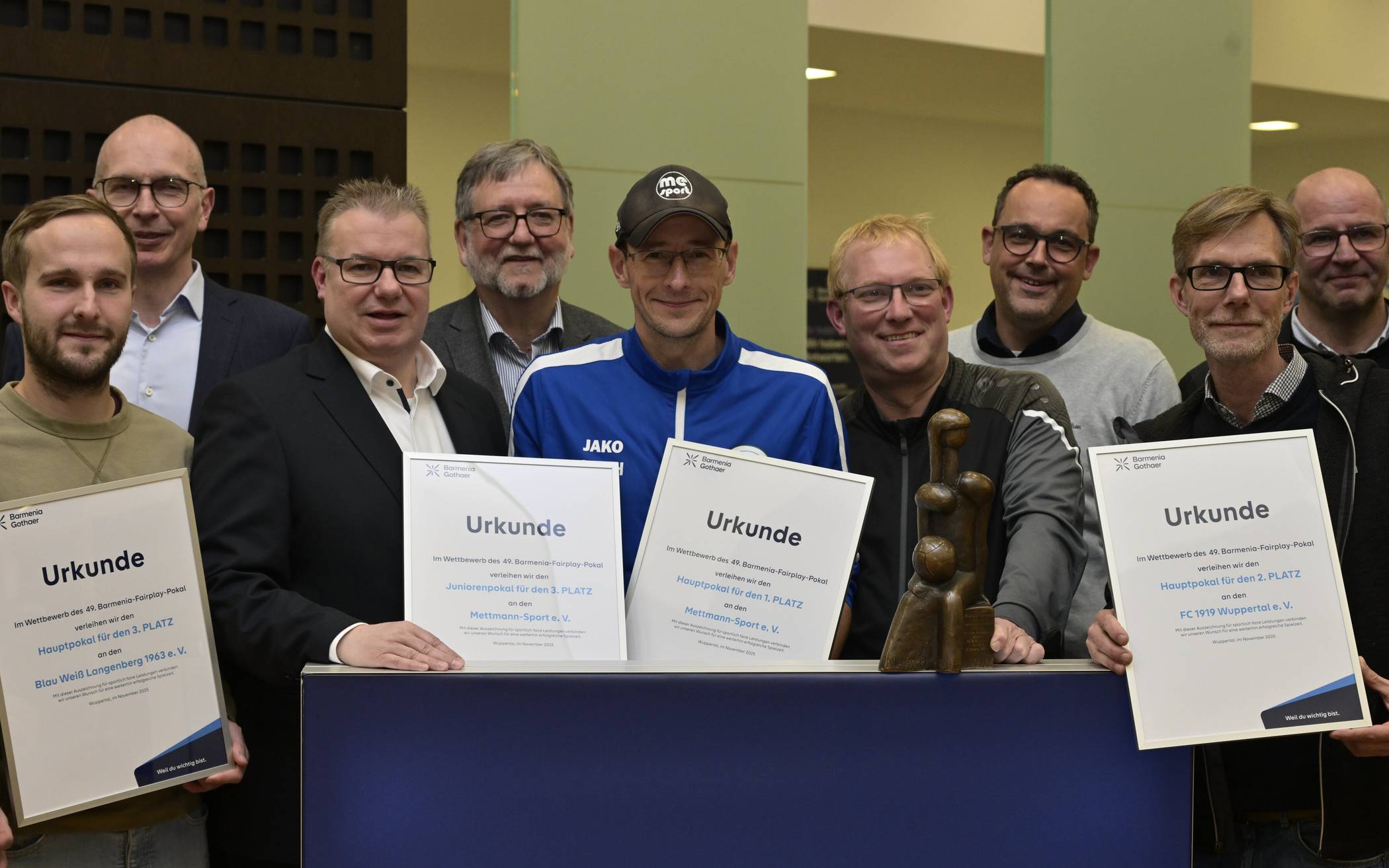 Das Gruppenbild der Gewinner, der Gastgeber