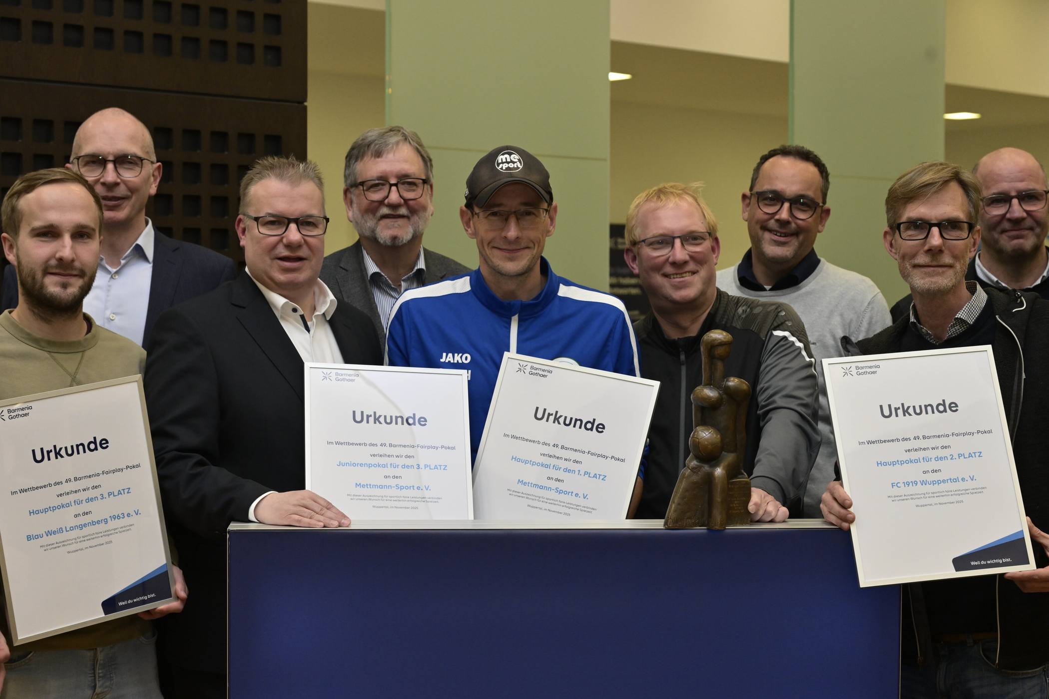 Das Gruppenbild der Gewinner, der Gastgeber und der Gäste.