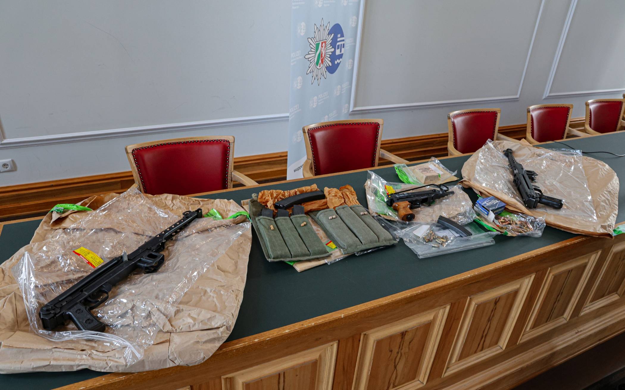 Einige der sichergestellten Waffen.