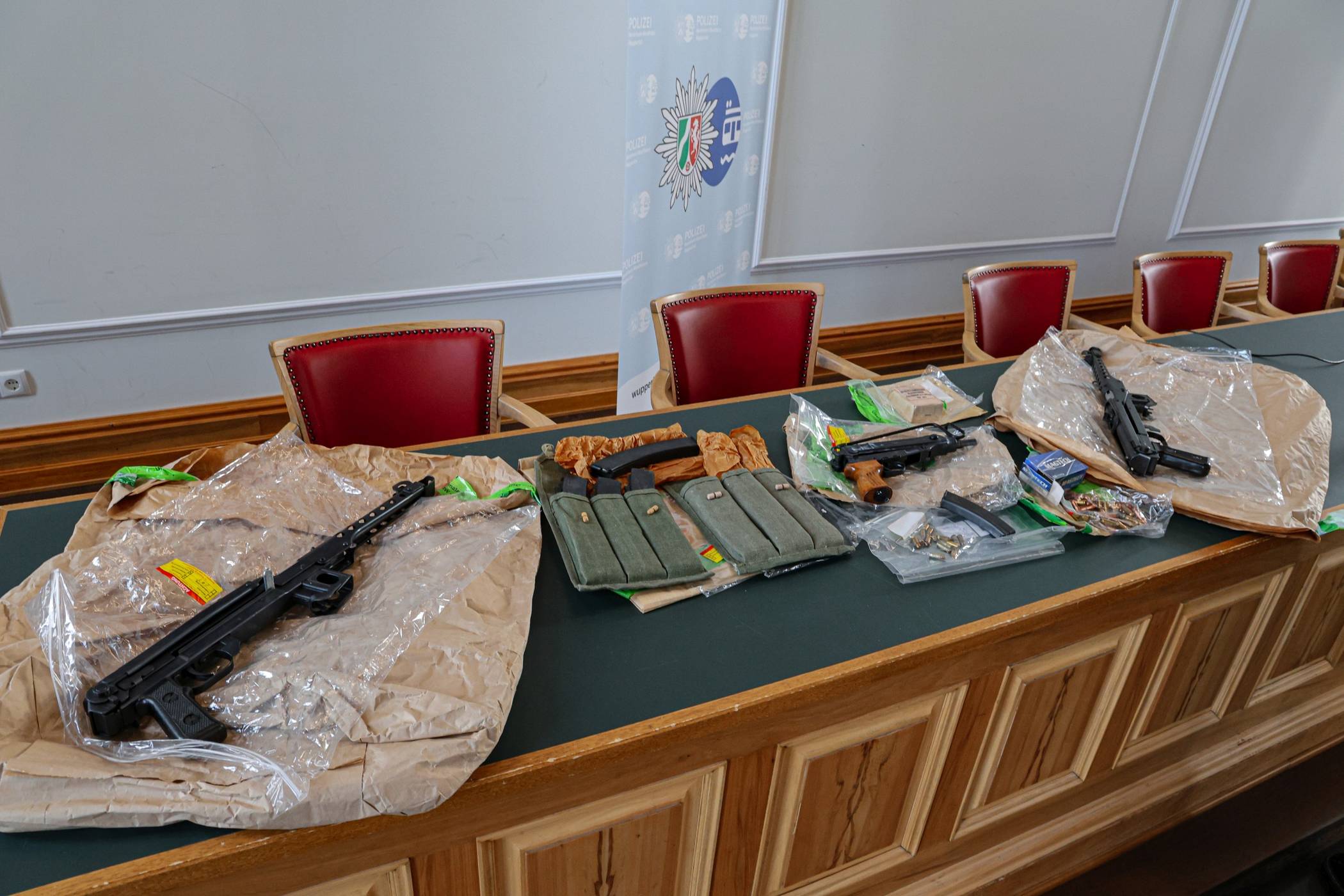  Einige der sichergestellten Waffen. 