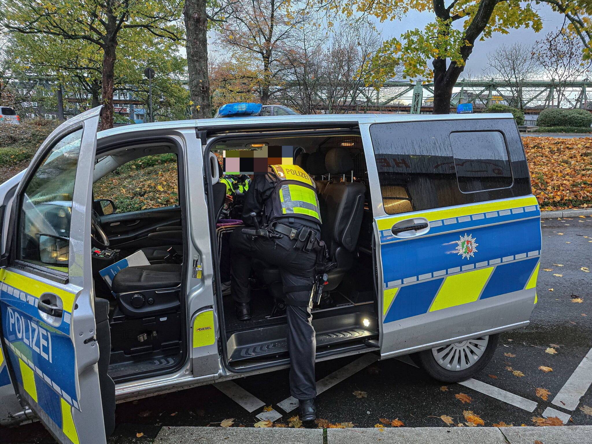  Kontrolle eines E-Scooter-Fahrers in der Straße Am Clev. 