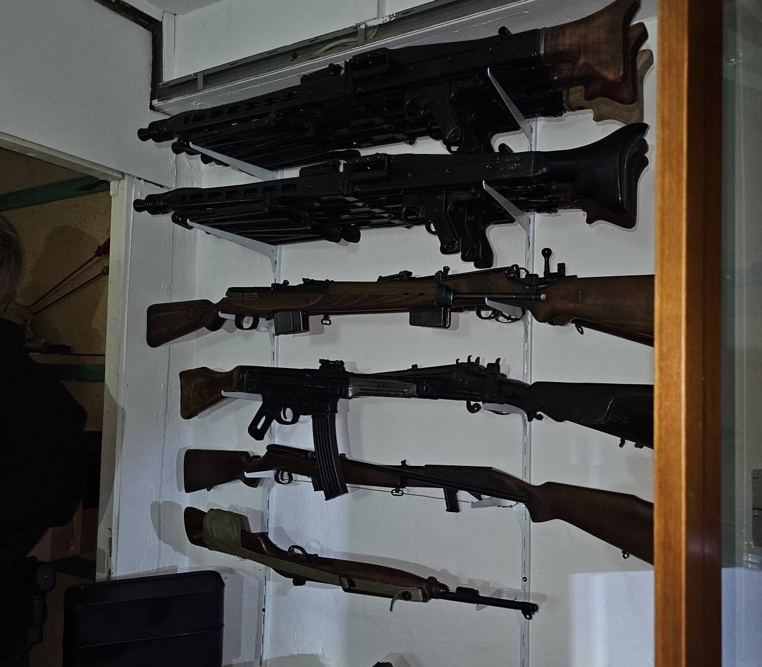 Die Waffen wurden beschlagnahmt.