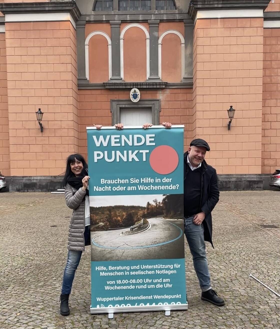  Petra Hornig (Team- und Einsatzleiterin Krisendienst „Wendepunkt") mit Nachtbürgermeister Thomas Plath. 