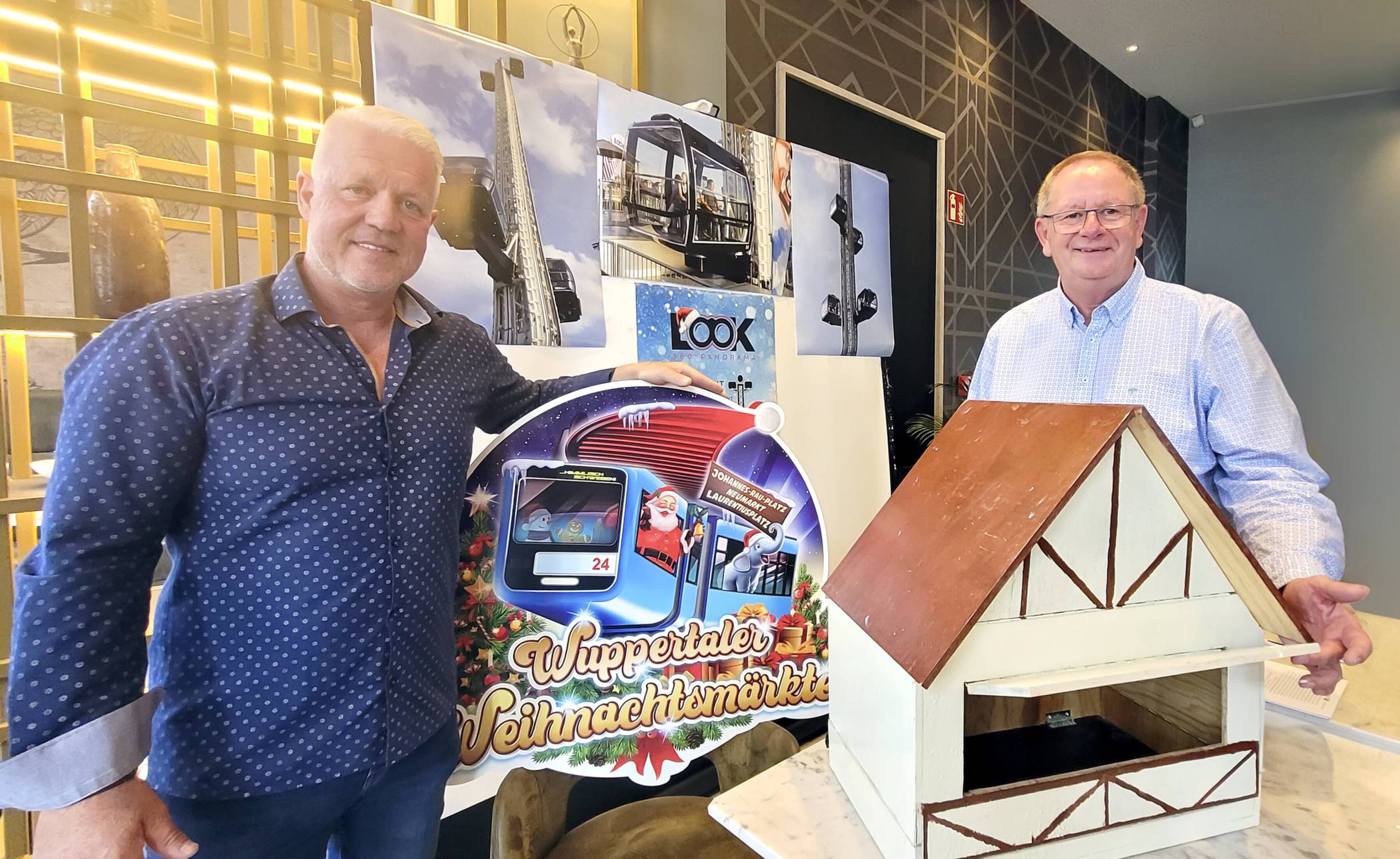  Andreas Kuhlmann (li.) und Michael Petersen aus dem Vorstand des Schaustellervereins Wuppertal präsentierten neue Weihnachtsmarkt-Hütten (Modell vorne) und den „Look“ als Highlight für den Neumarkt. 