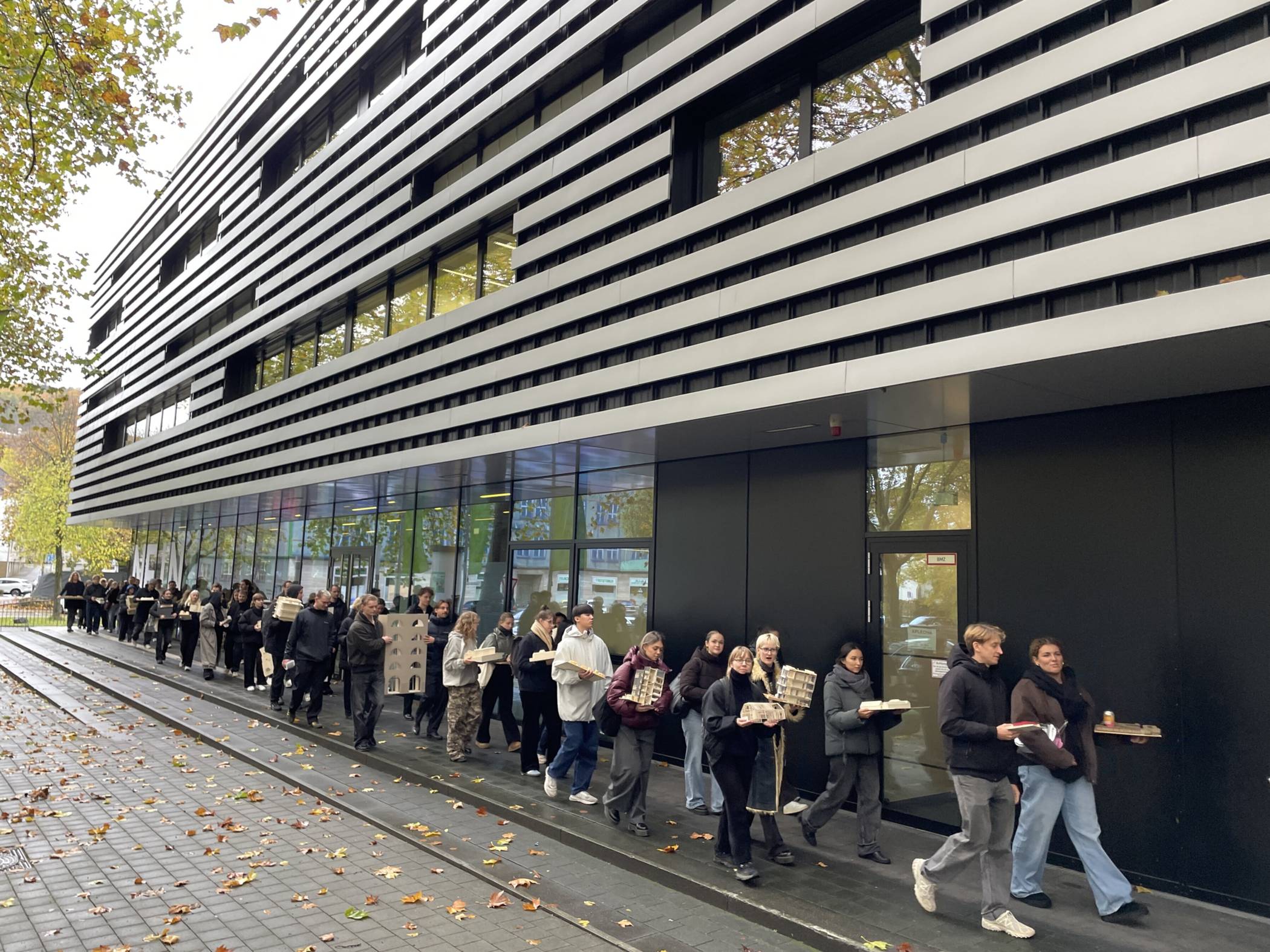  Der Demozug umrundete das erst 2017 eingeweihte Gebäude, in dem die Fakultät für Architektur und Bauingenieurwesen untergebracht ist. 